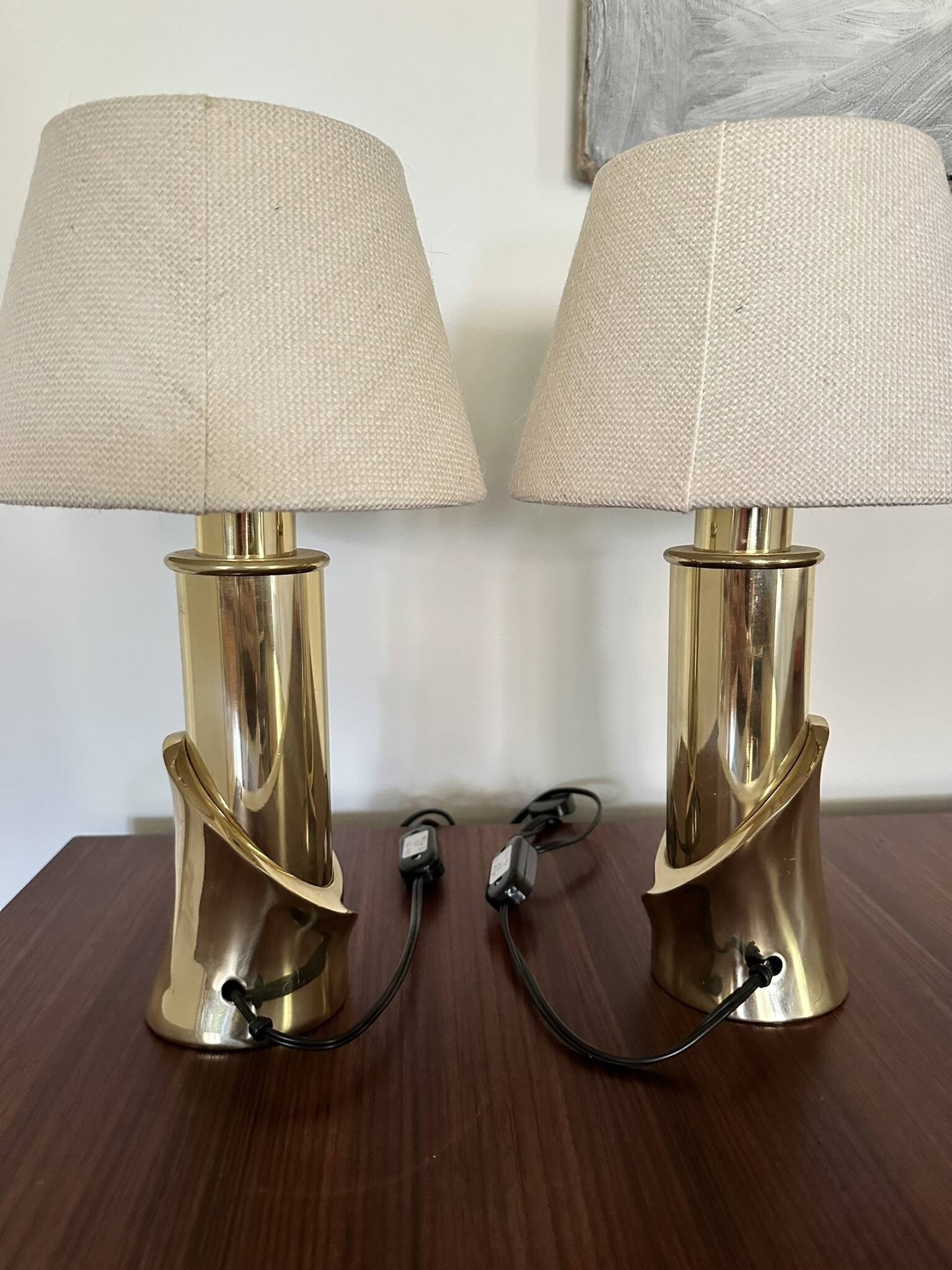 2 bedside lamps