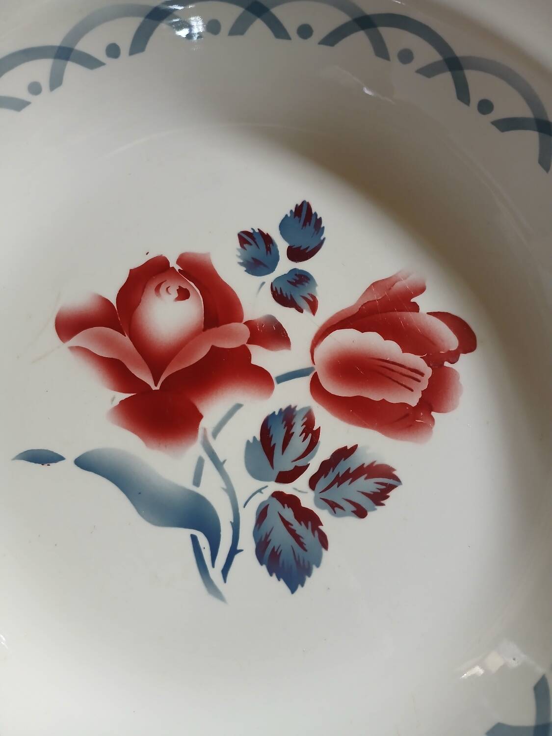 Large round antique plate from Digoin and Sarreguemines.