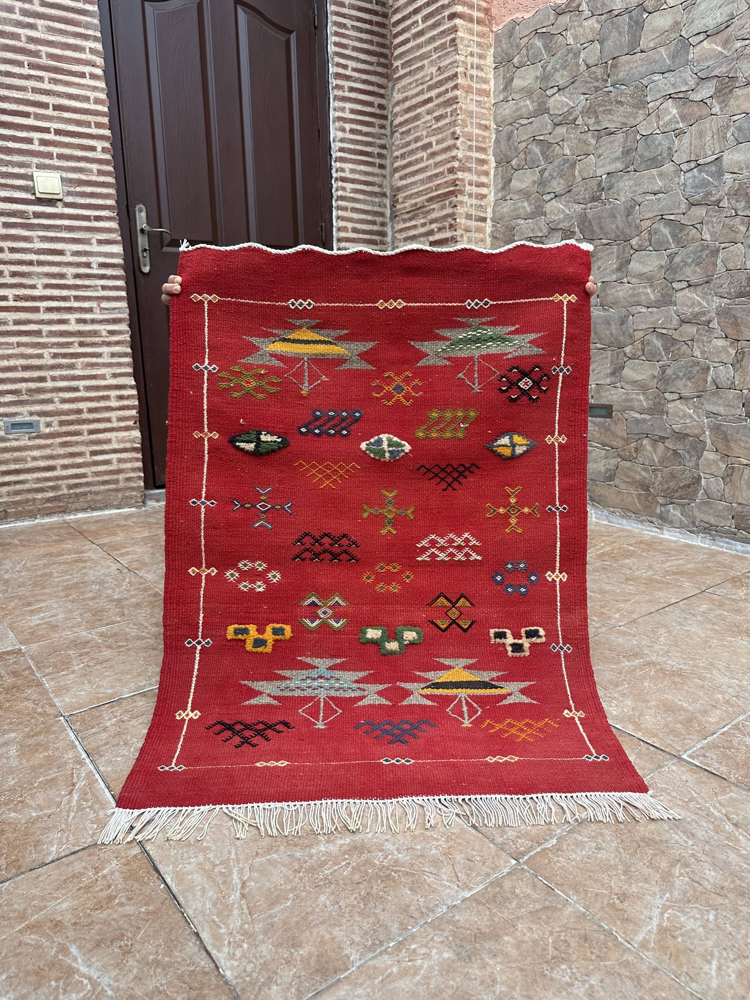 Tapis marocain en laine rouge – Décoration bohème pour petits espaces