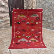 Tapis marocain en laine rouge – Décoration bohème pour petits espaces