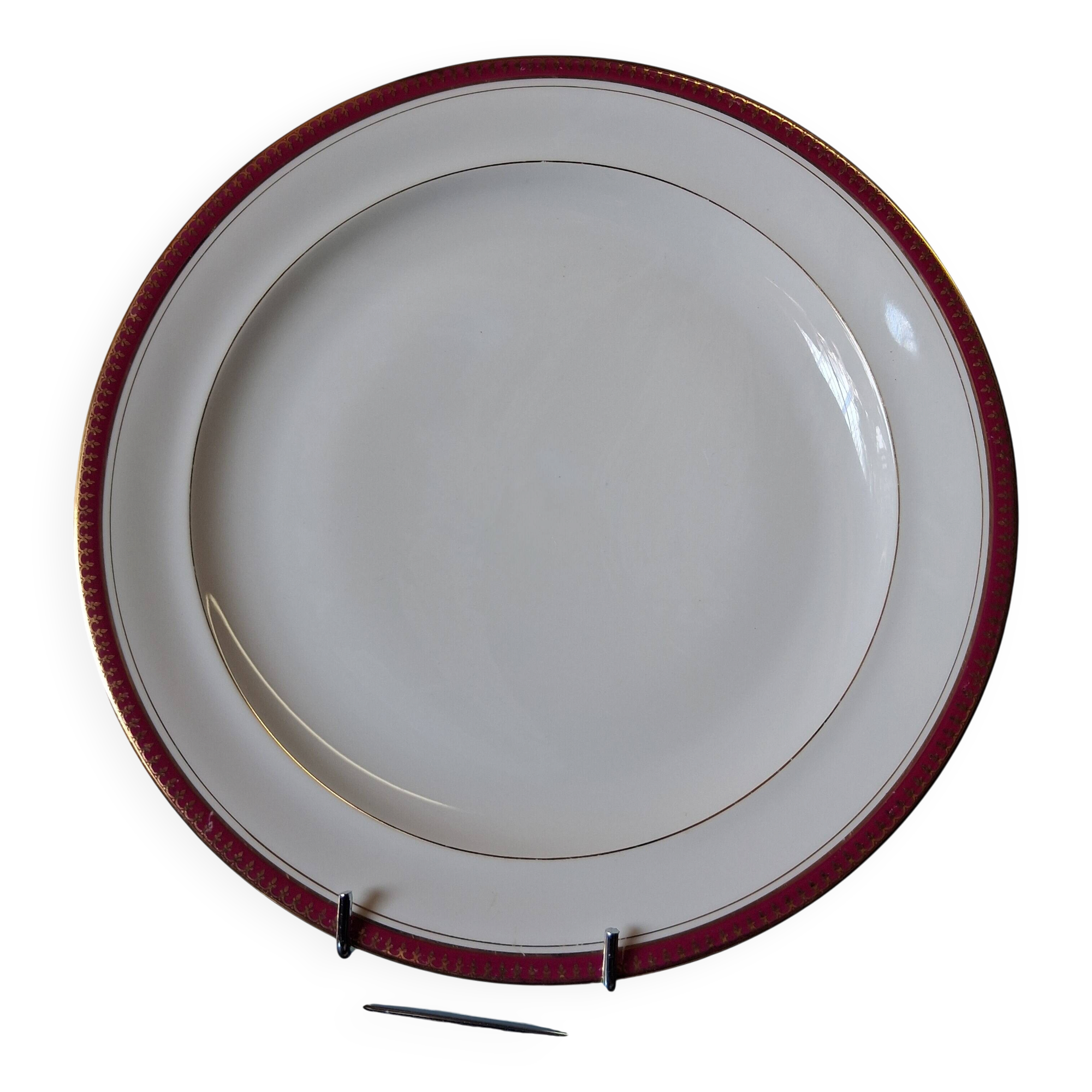 Very nice round serving dish from Chastagner & Co in good condition.
