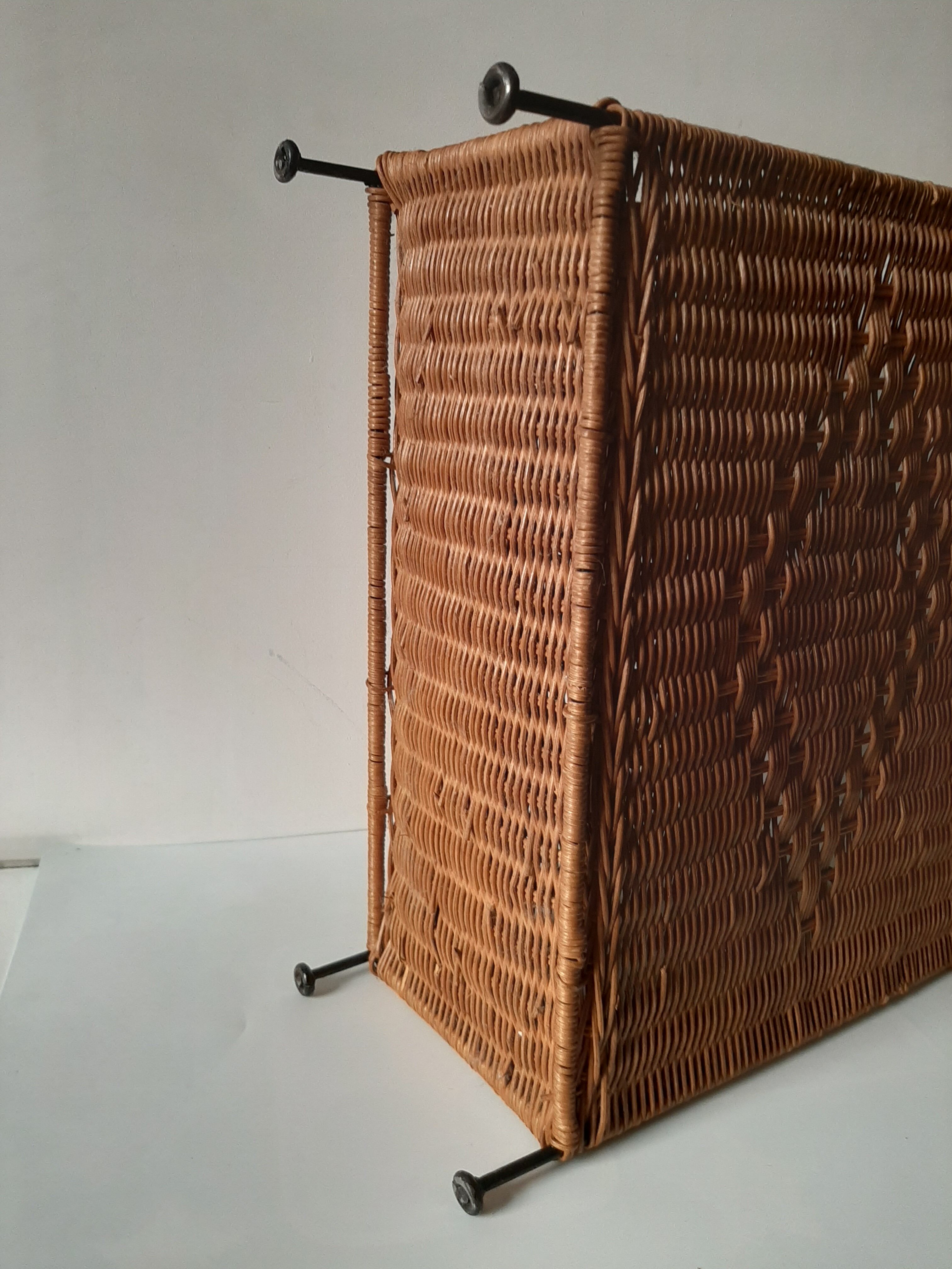 Door vintage rattan magazine