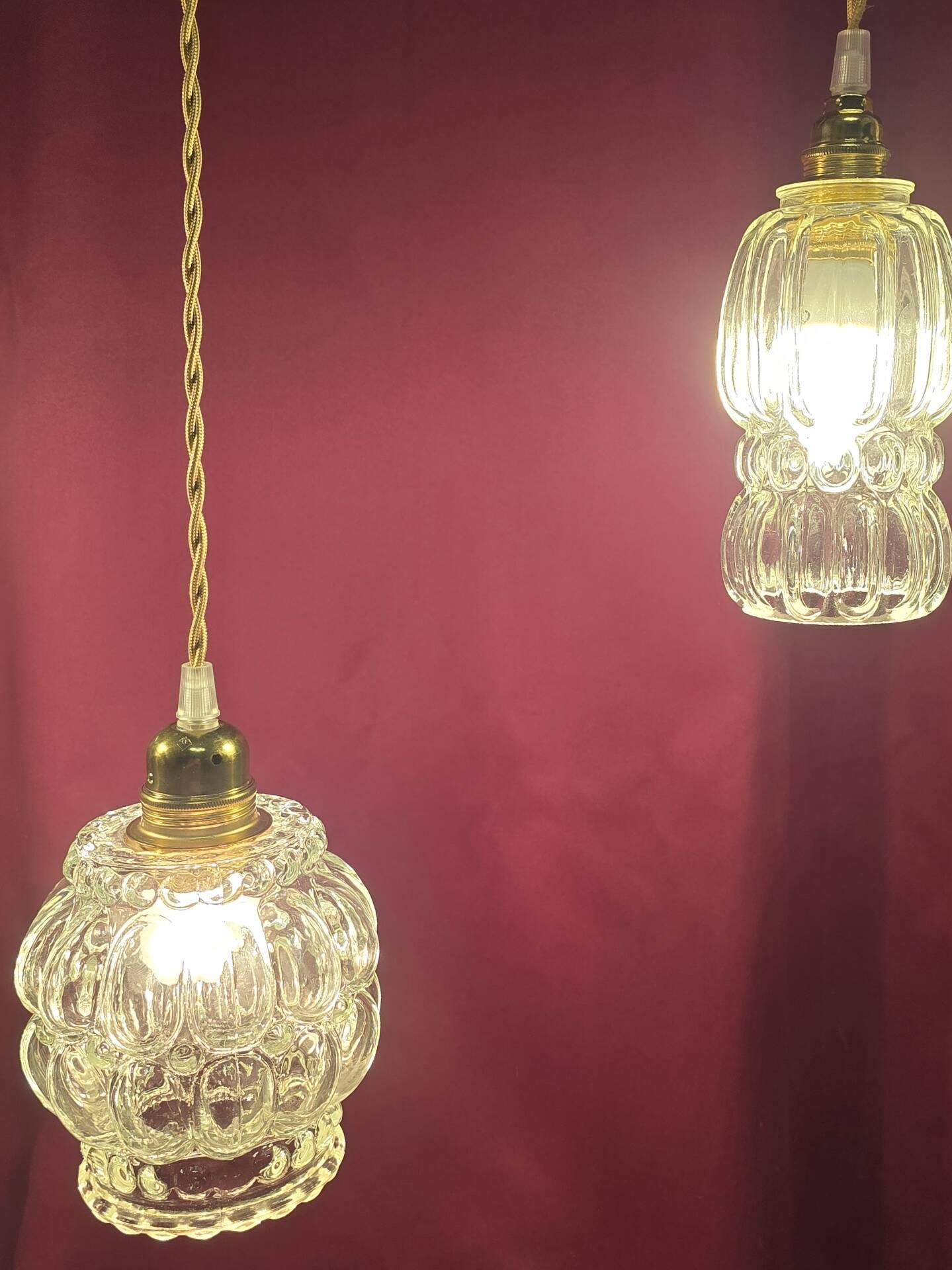 Suspension with 3 transparent bubble glass globes.