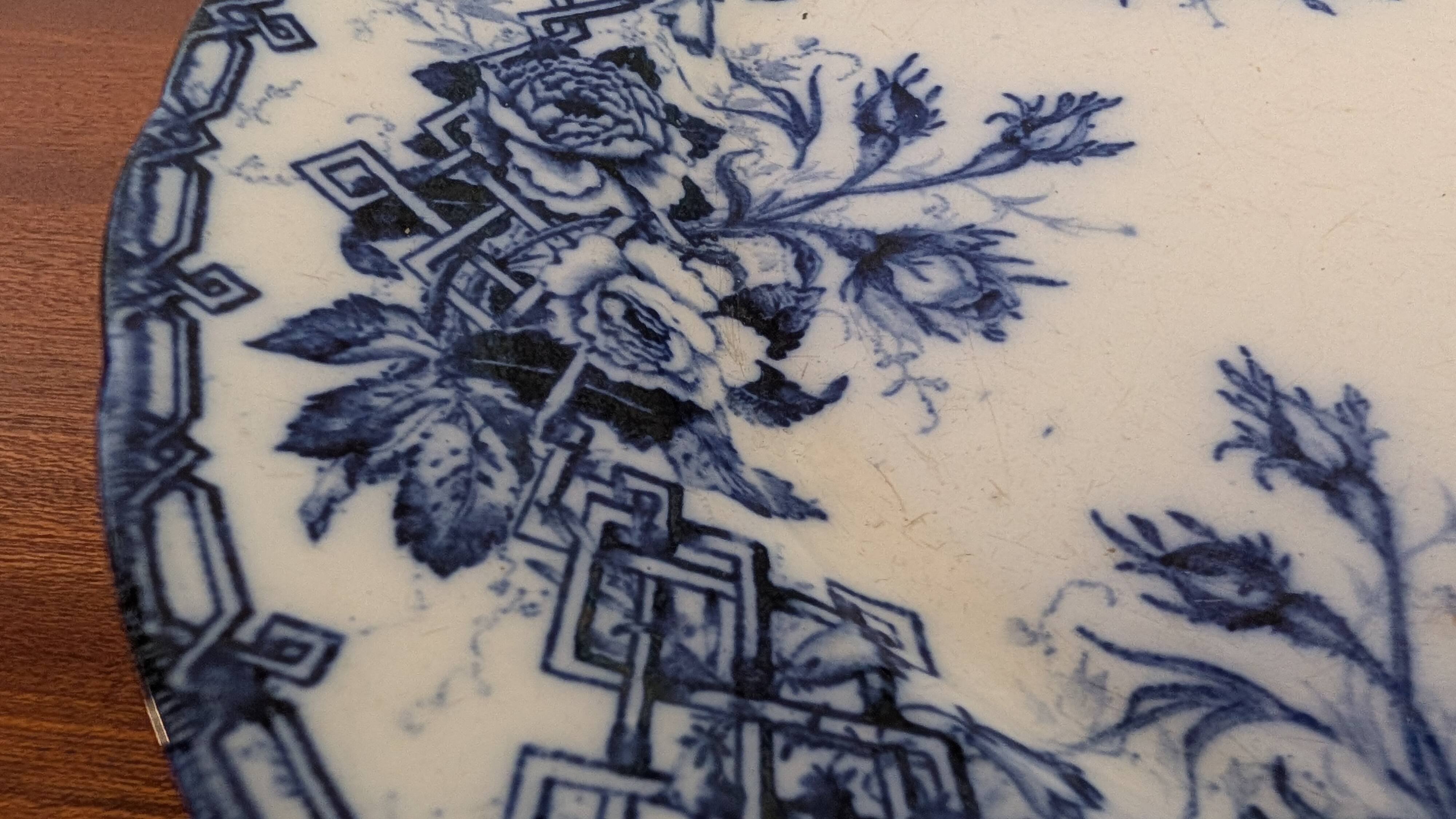 Assiette ancienne bleu cobalt L.M. & Cie – décor floral