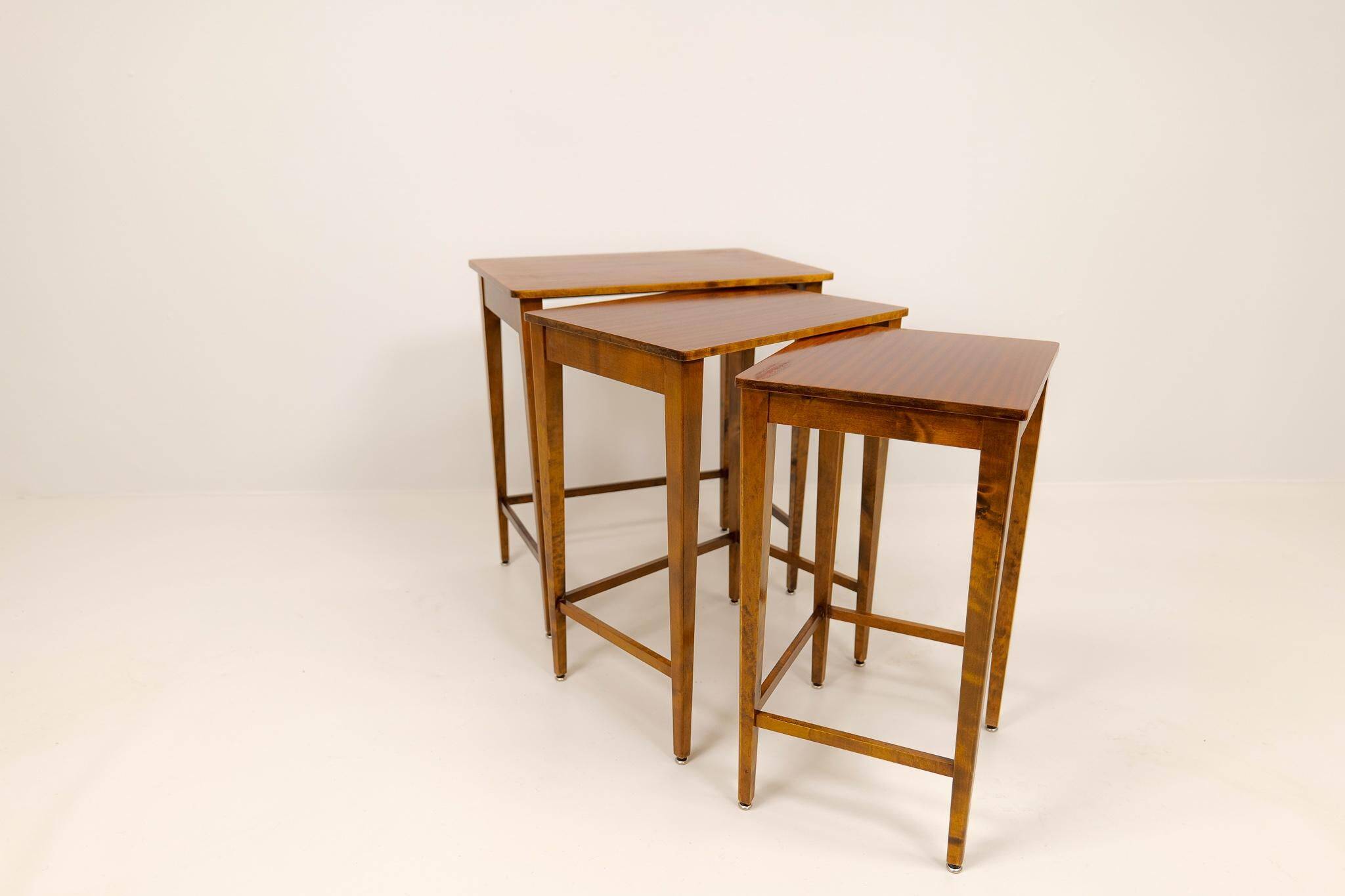 Tables gigognes Art déco en acajou et bouleau teinté, NK Suède, années 1940