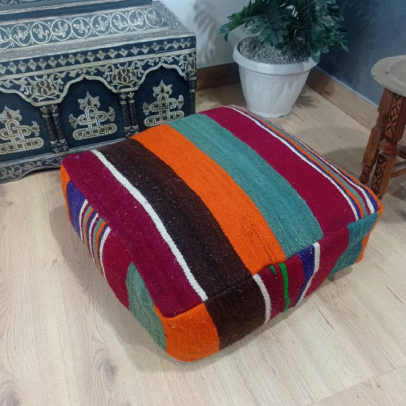 Handmade Berber pouf in wool 60 X 60 X 20 CM