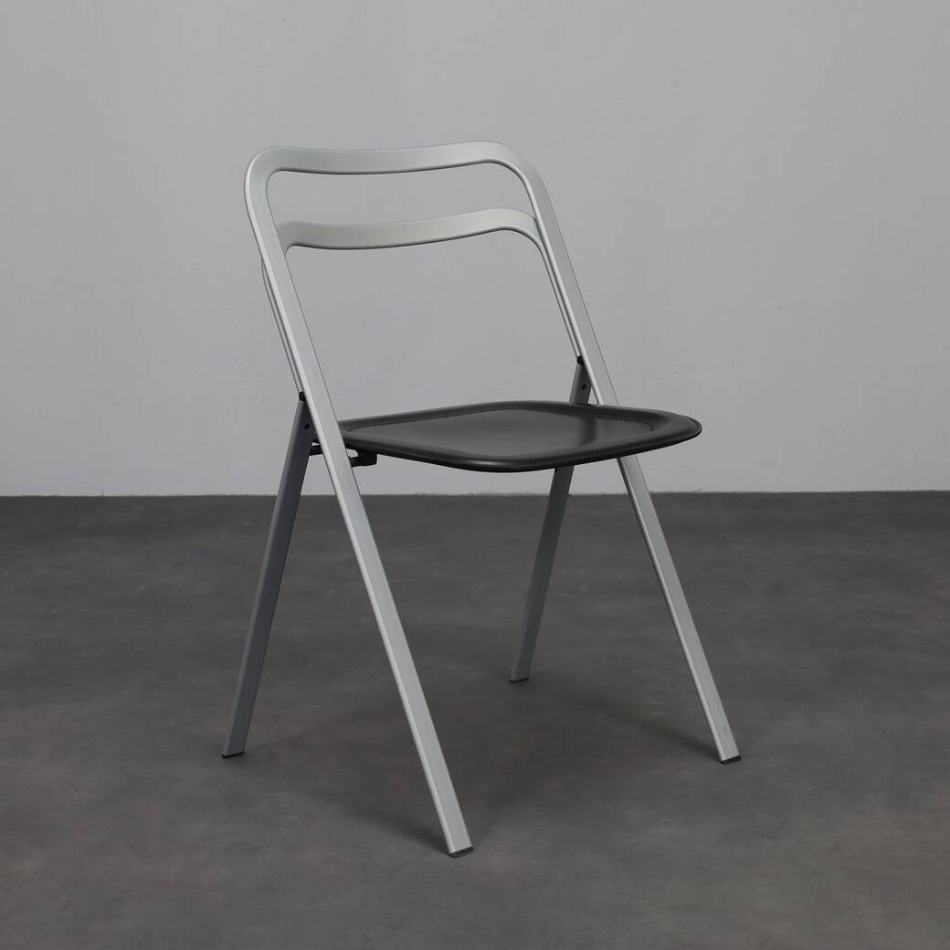 Giorgio Cattelan leather folding chairs for Cidue, Italy, 1970s.
