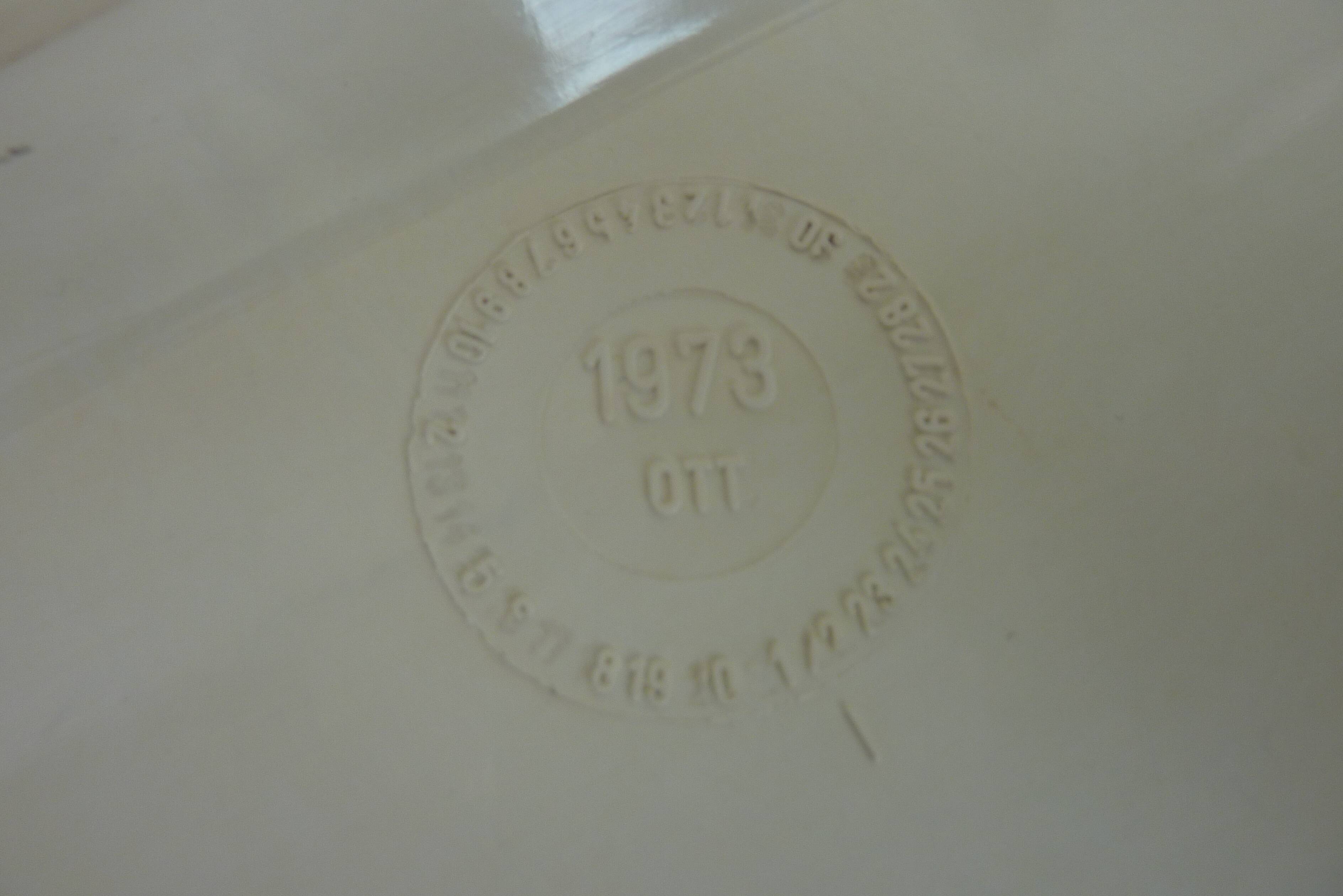 Amanta leather armchair produced by B&B, Italy, in 1973. White shell.