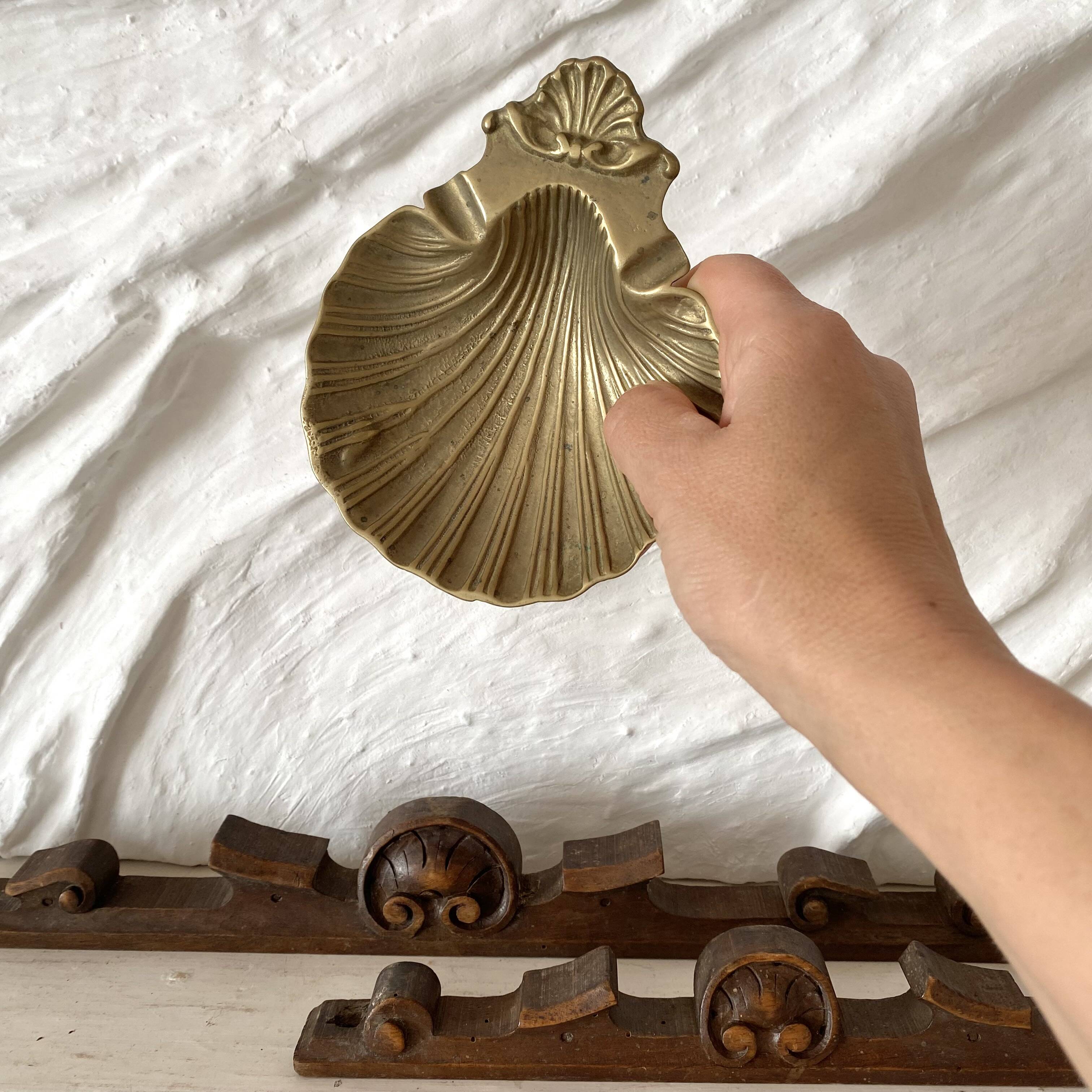 Shell ashtray, scallop shell in brass.