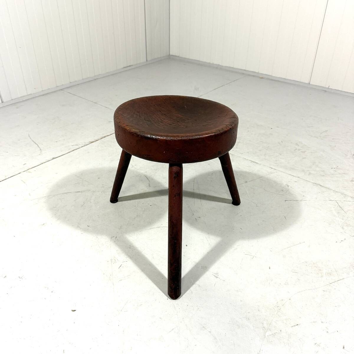 Tabouret trépied rustique ancien en bois, années 1900