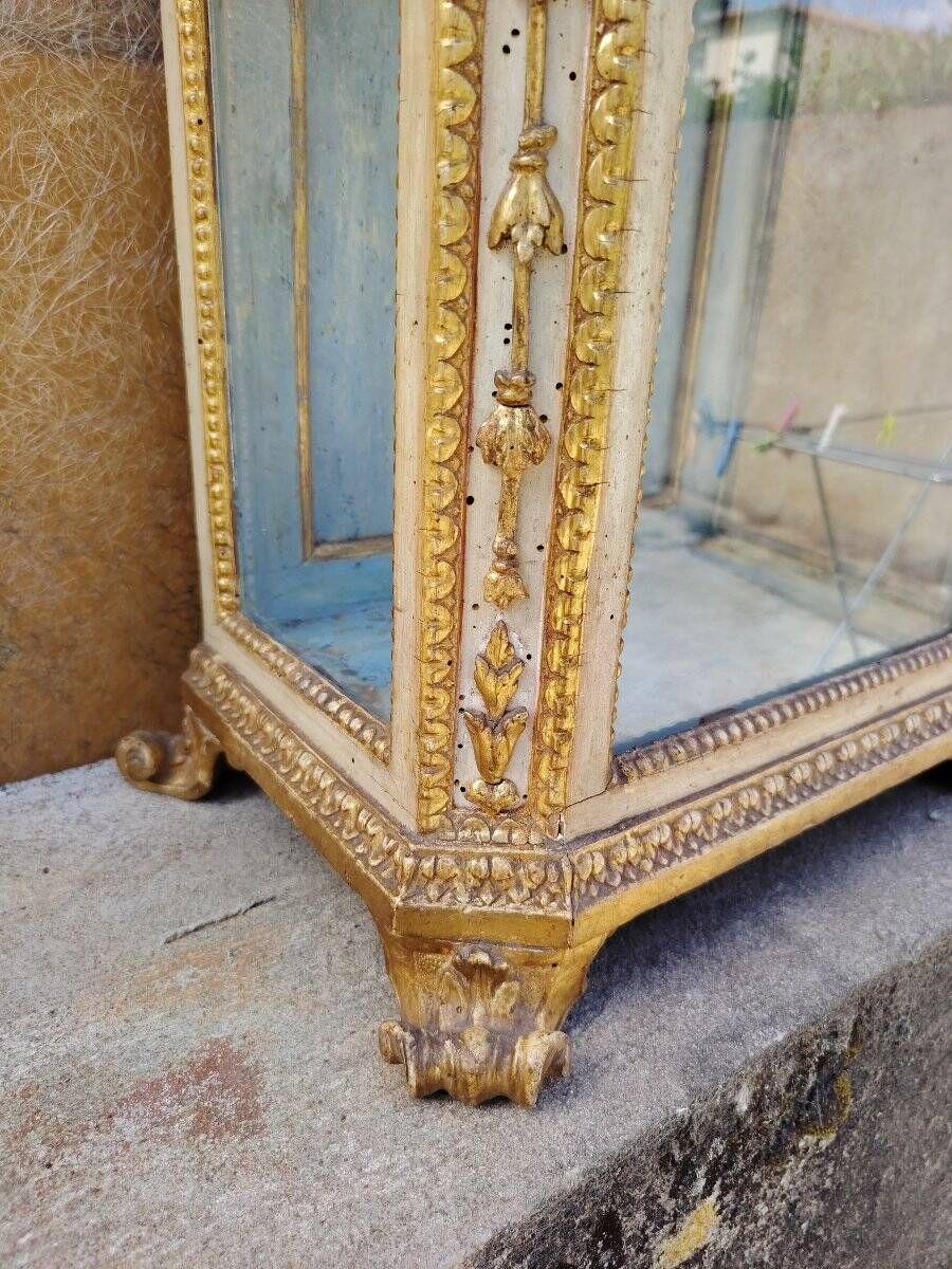 Italian display cabinet from the mid-18th century, Louis XV period, in lacquered and gilded wood.