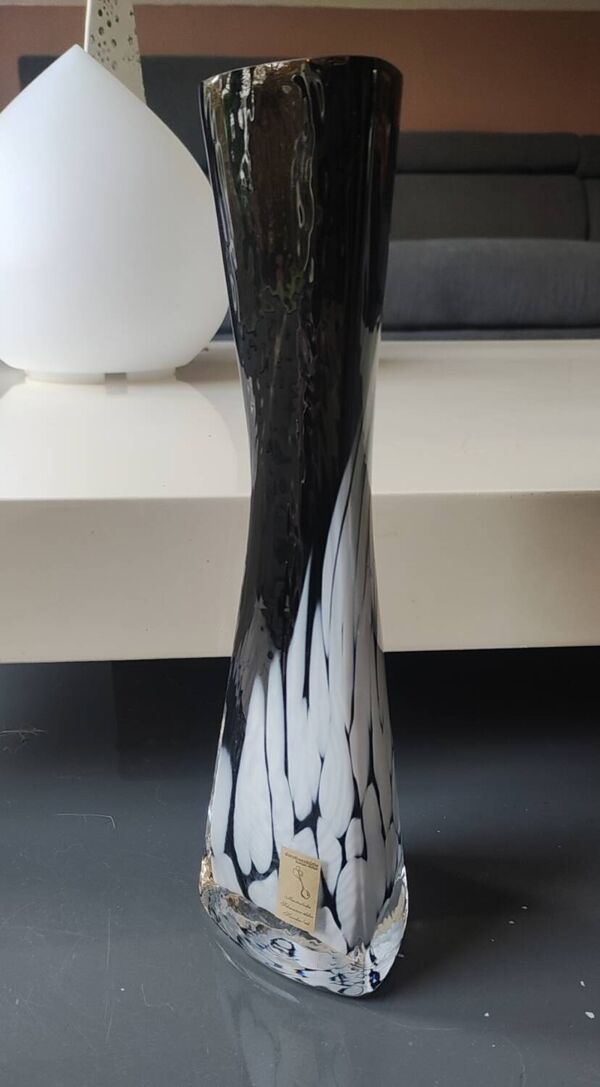 Vase triangulaire Noir Volutes fumée blanches.Dorothéenhütte Glashütte