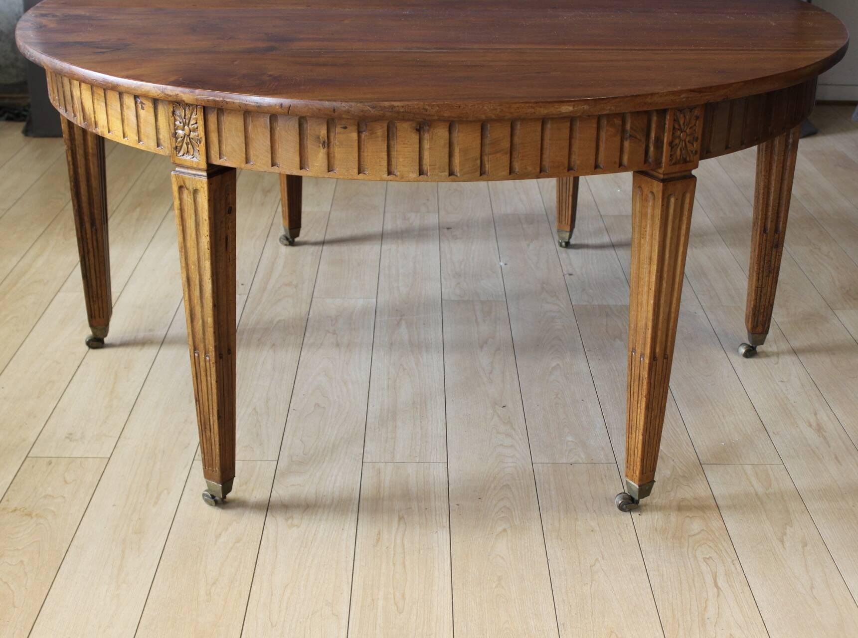 Louis XVI belt table with extensions in walnut, 19th century.