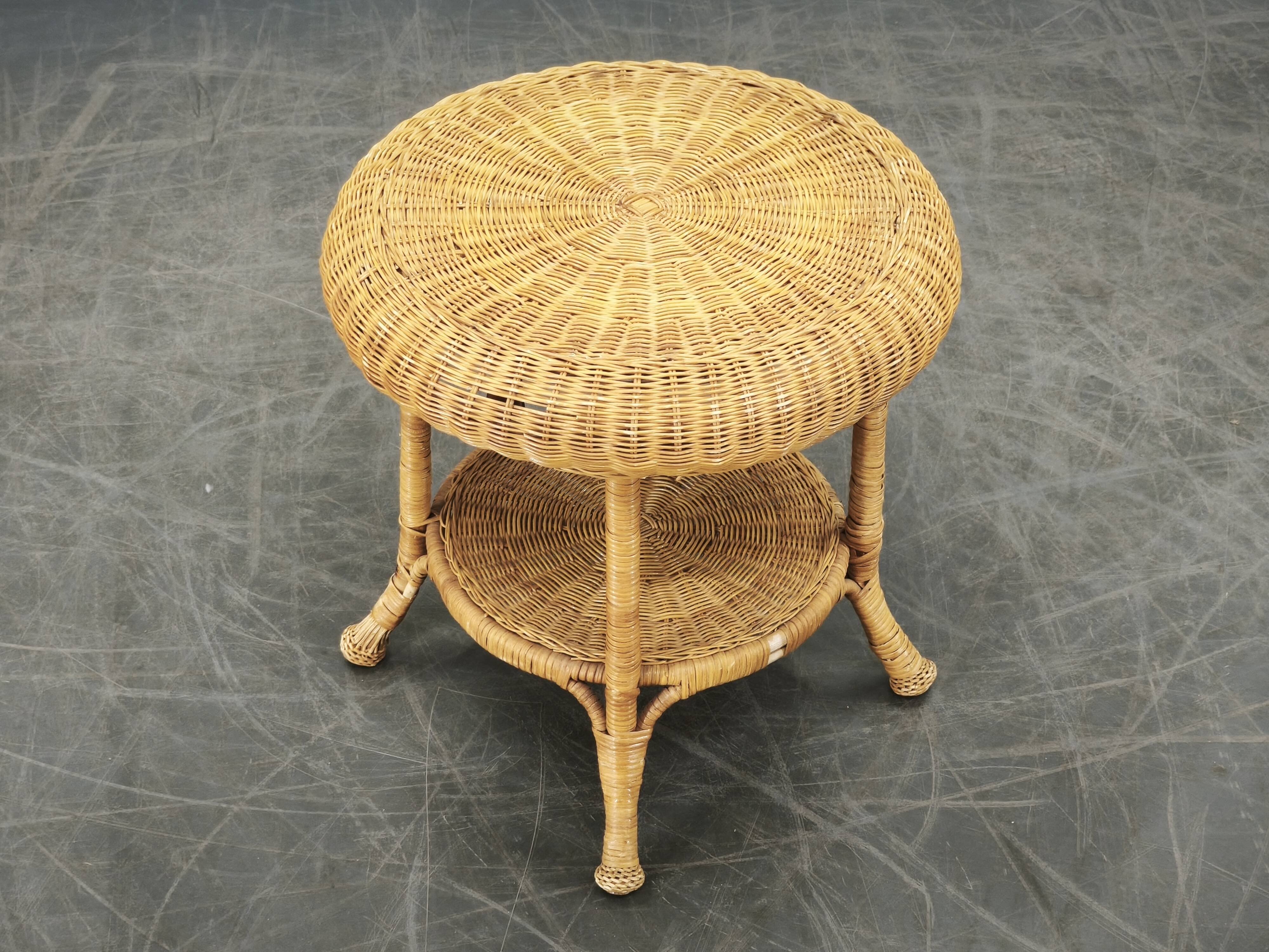 Ensemble de salon en rotin et osier italien des années 1950, quatre fauteuils et une table.
