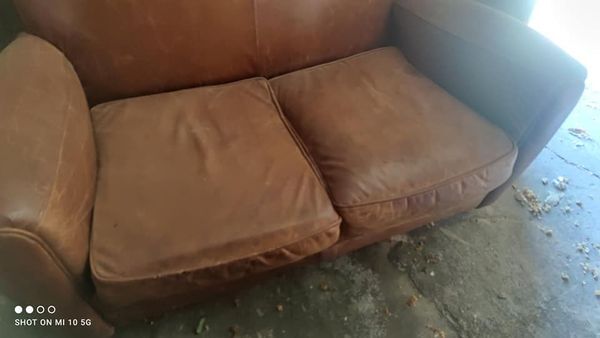 Club sofa 2 places in leather beautiful patina around 1980
