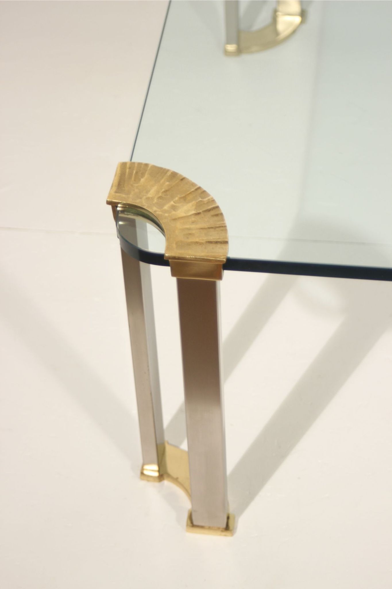Table basse en bronze & verre trempé par Peter Ghyczy, 1970s