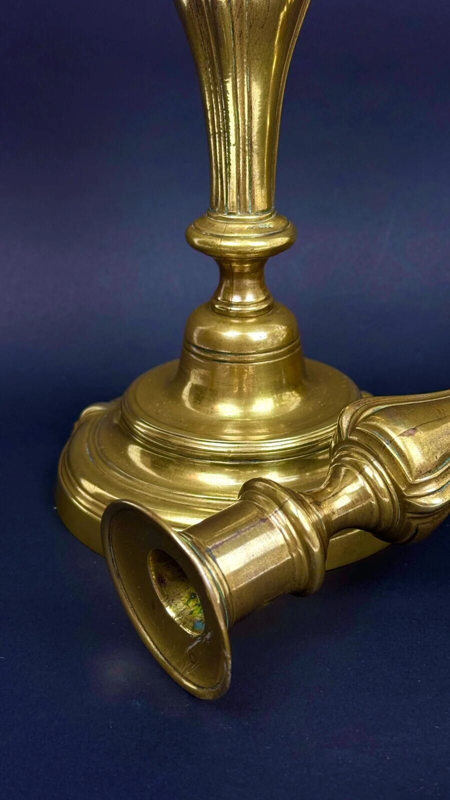 Pair of gilded bronze candlesticks from the Regency period, 18th century.