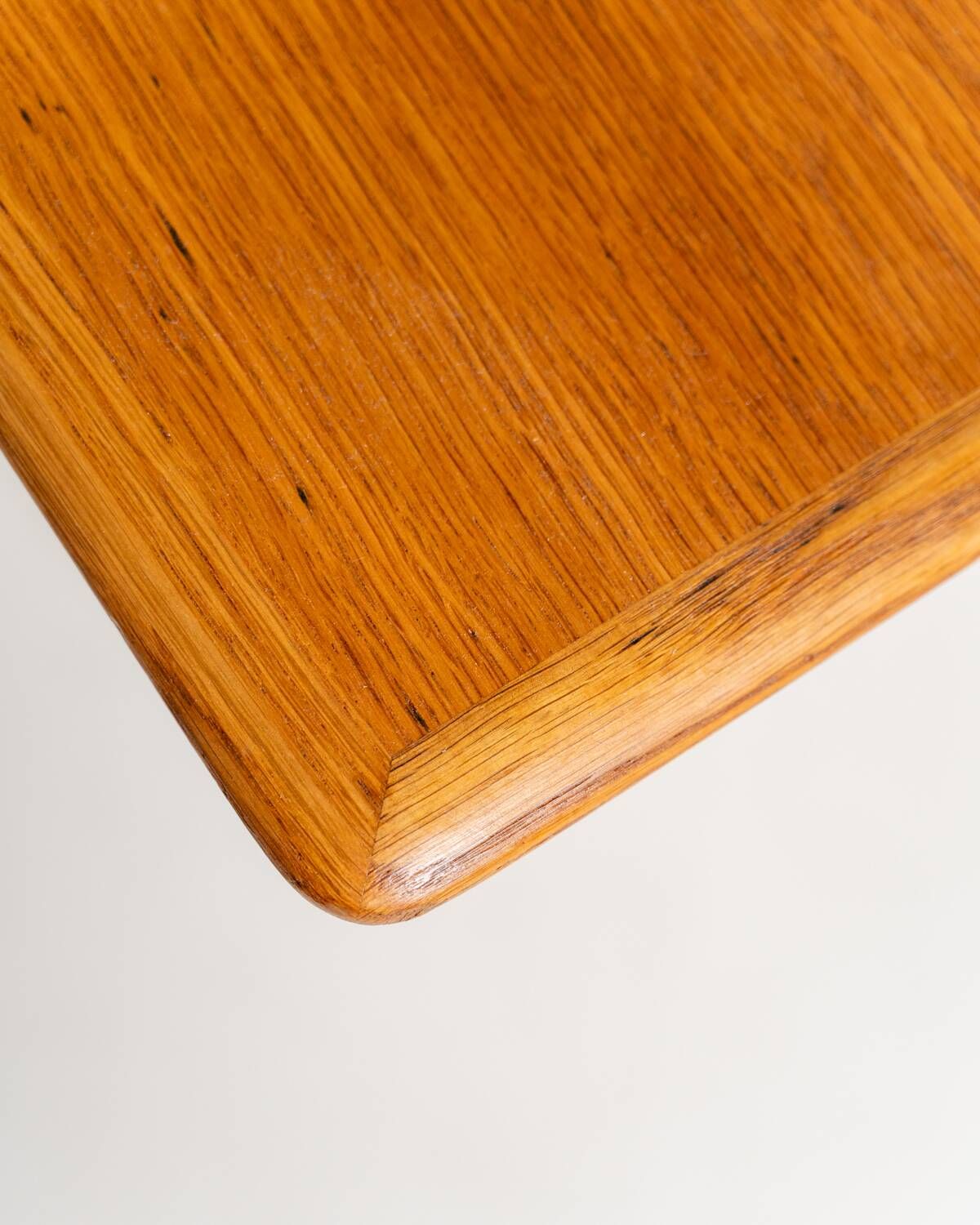 Table d'appoint en chêne par Karl-Erik Ekselius pour JOC, Suède, années 1950.