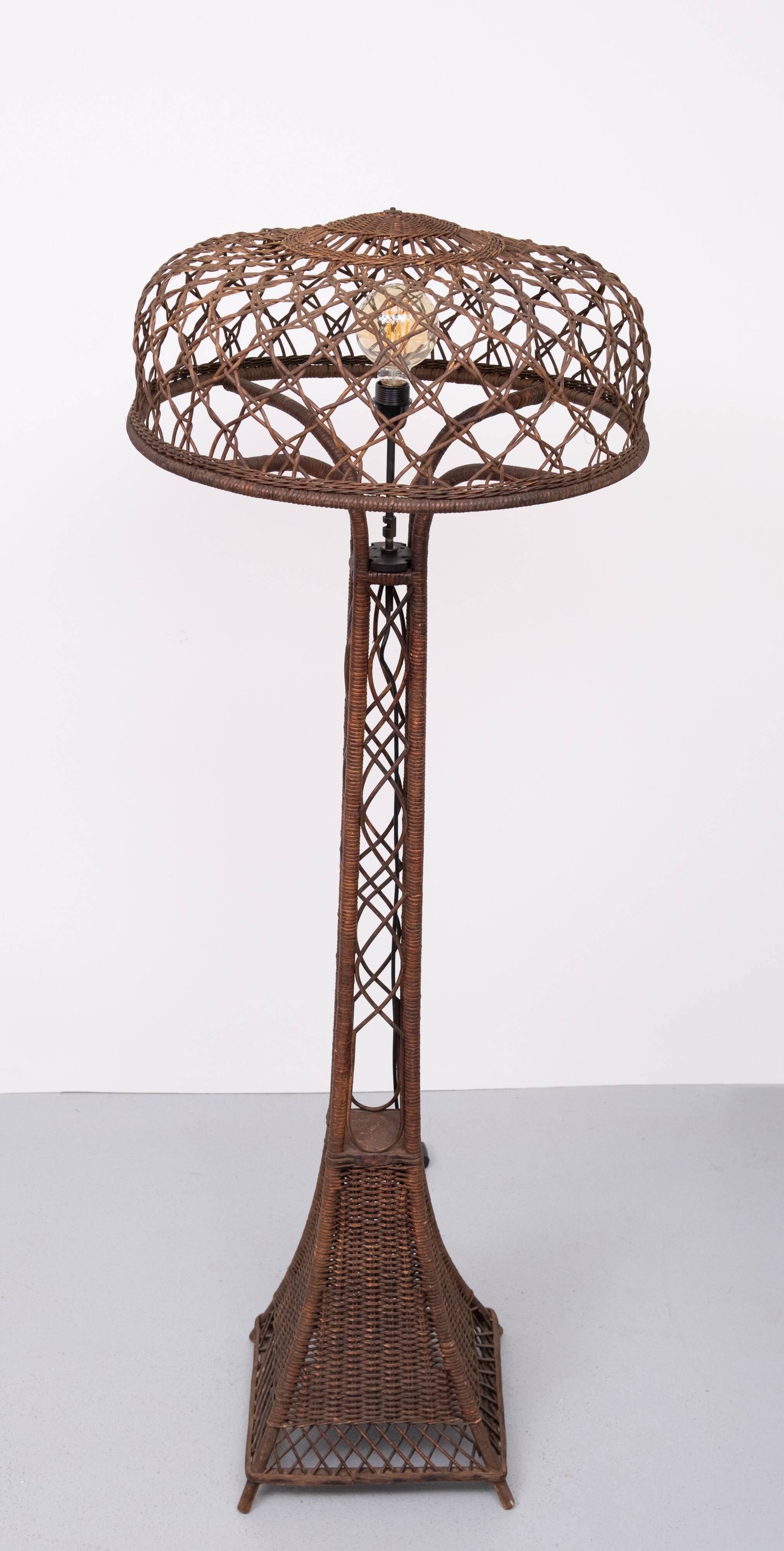 Stunning Wicker floor lamp 1920s Manufacture by L.p.h. de Ridder Amsterdam