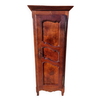 armoire 1 porte, homme debout