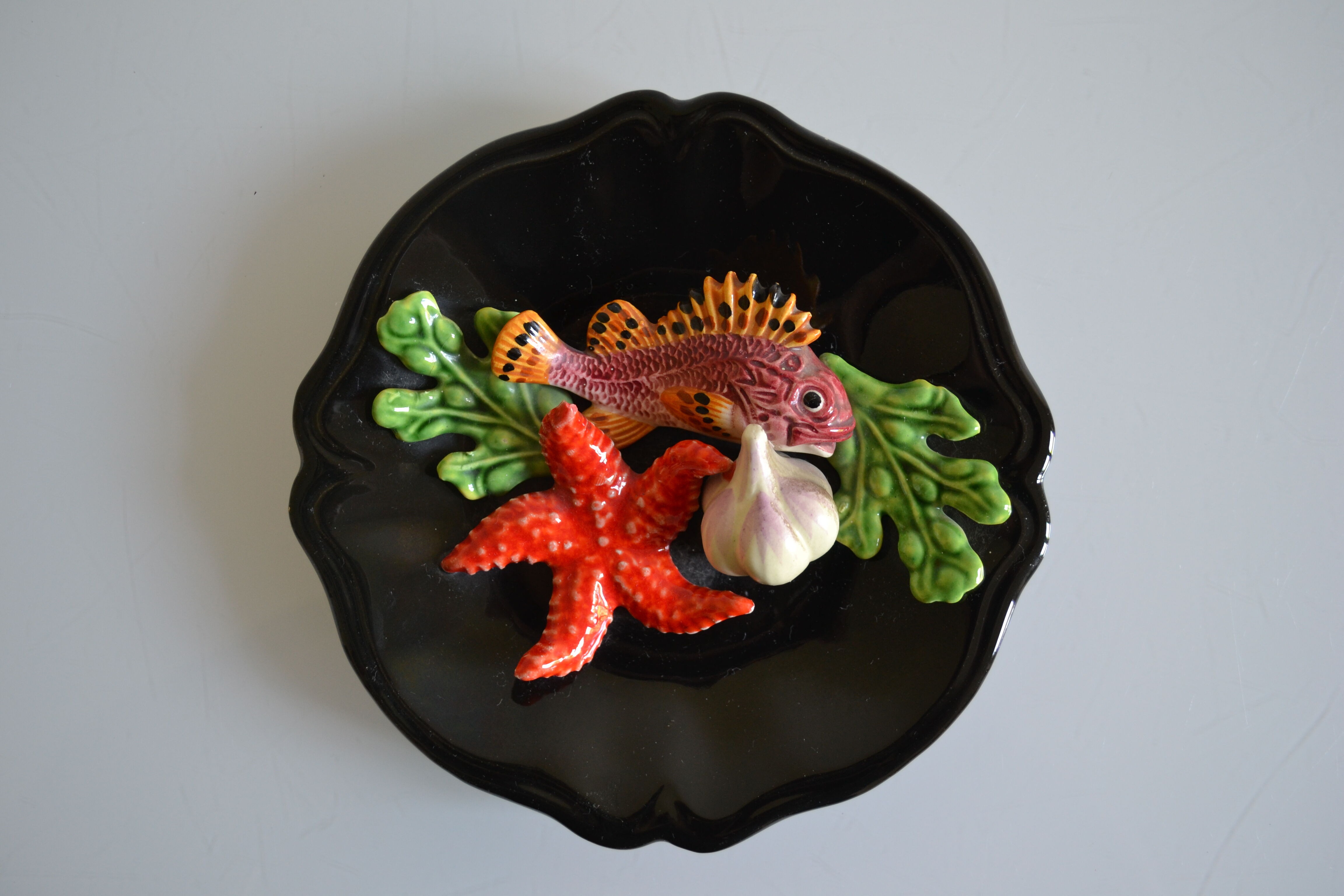 Assiette Vallauris 60's barbotine poisson