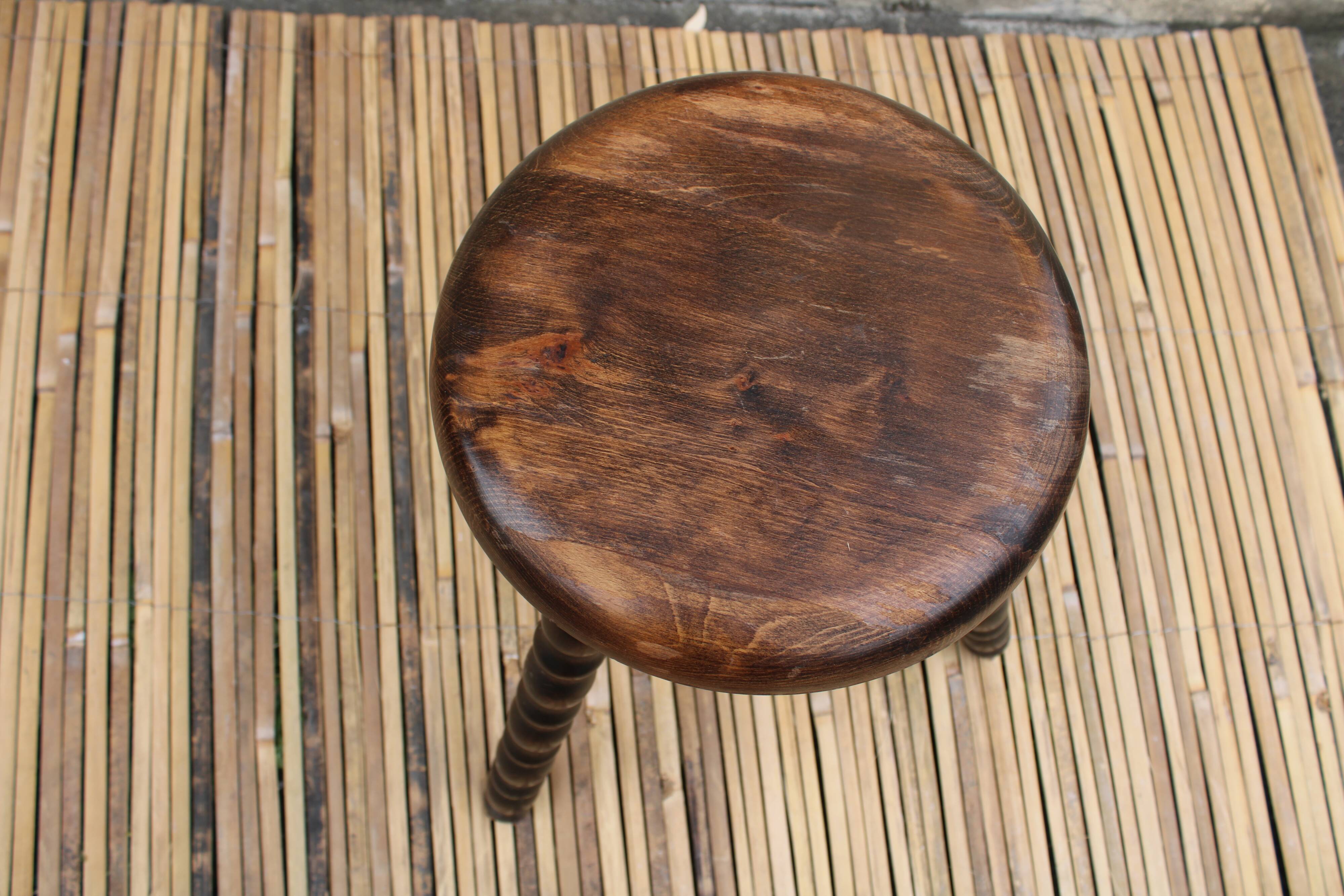 Tabouret tripode en bois tourné