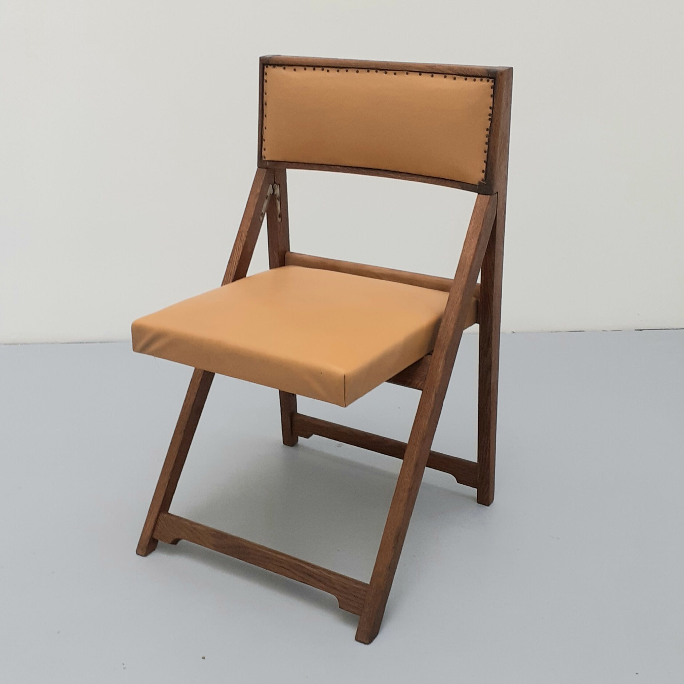 Henri Meyer folding chair in fawn skaï, 50s