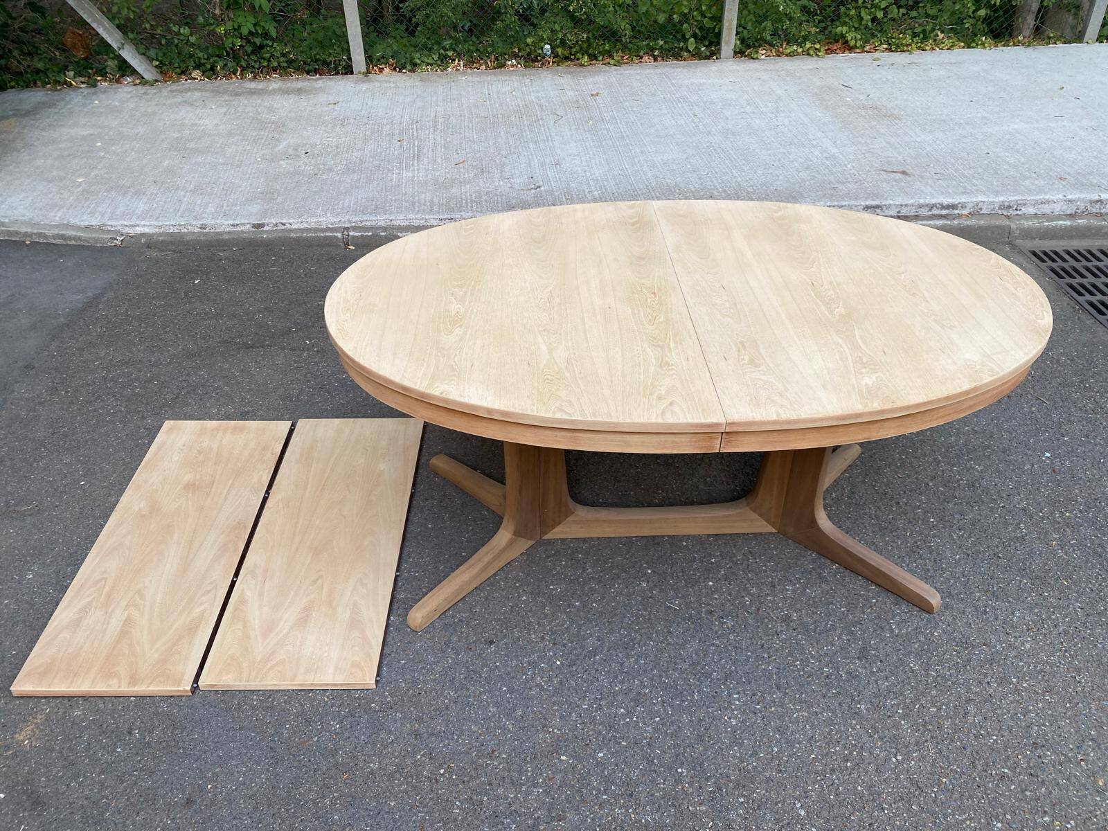 Table scandinave ovale extensible Baumann décapée en teck brut 240cm 1960