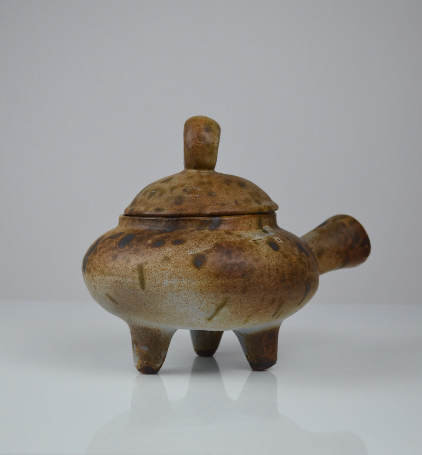 tripod ceramic with lid, signed Agnès Escala