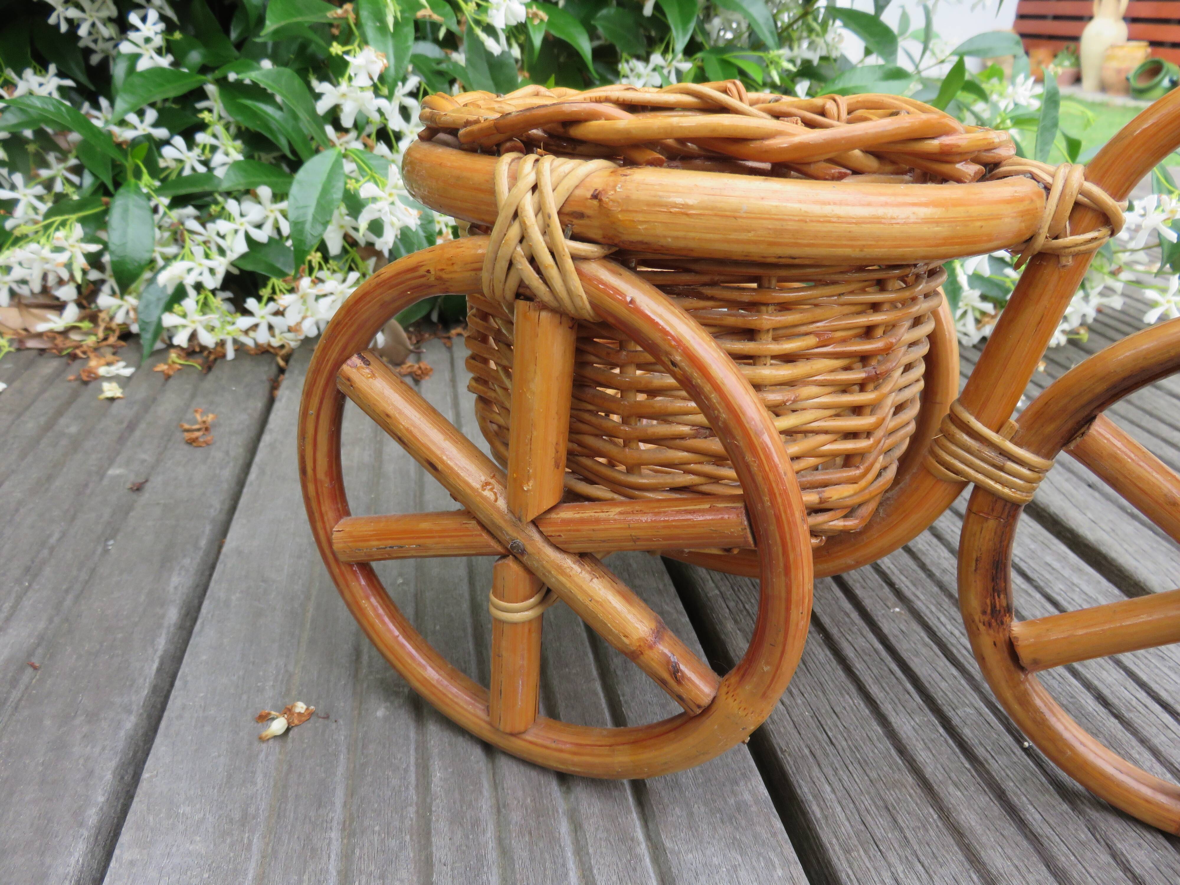 Cache pot en rotin et bambou tricycle vélo années 60 70