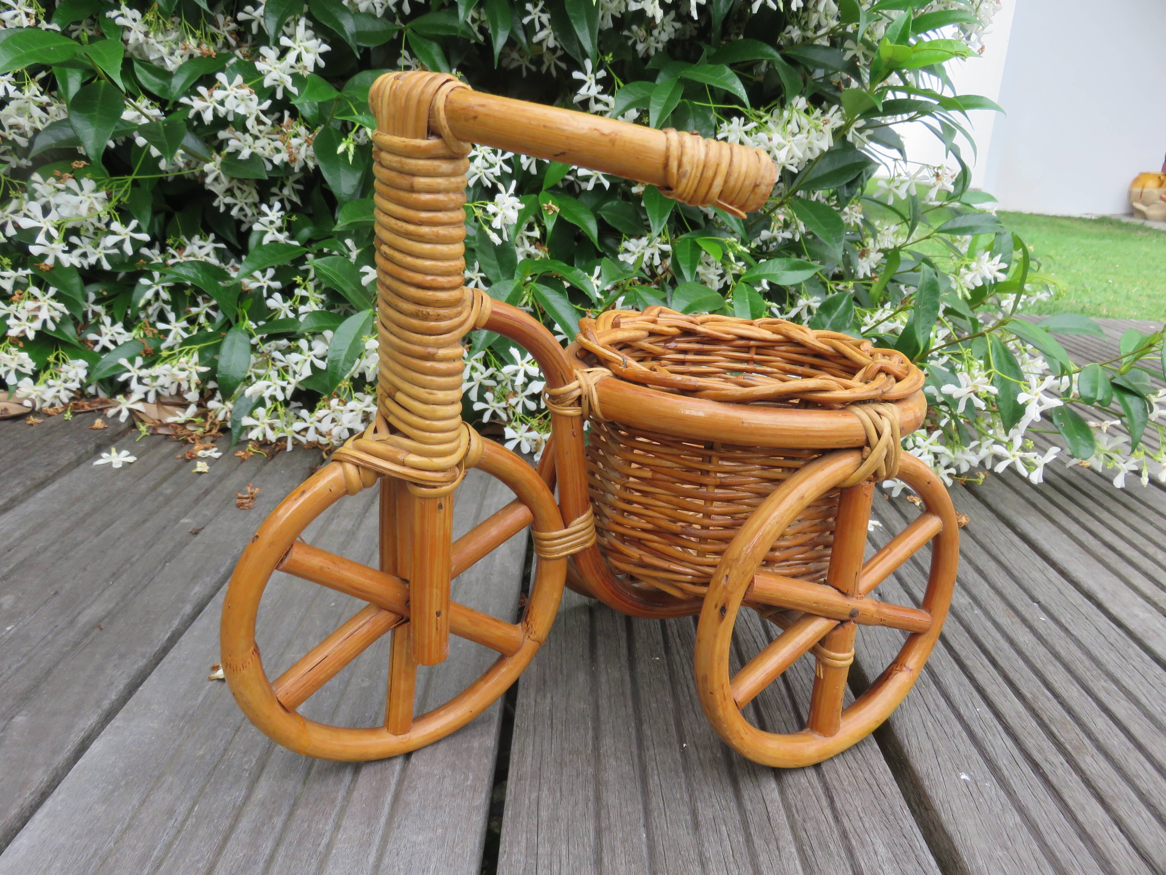 Cache pot en rotin et bambou tricycle vélo années 60 70