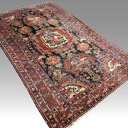 Antique Iranian oriental rug Bakhtiar Faradombeh: 3.37 X 2.13 meters. Early 20th century circa 1920/30