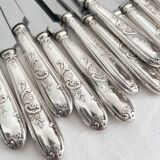 12 antique silver-plated knives with acanthus shell decoration and stainless steel blades.