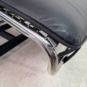 Vintage LC4 Chaise Longue par Le Corbusier en cuir noir