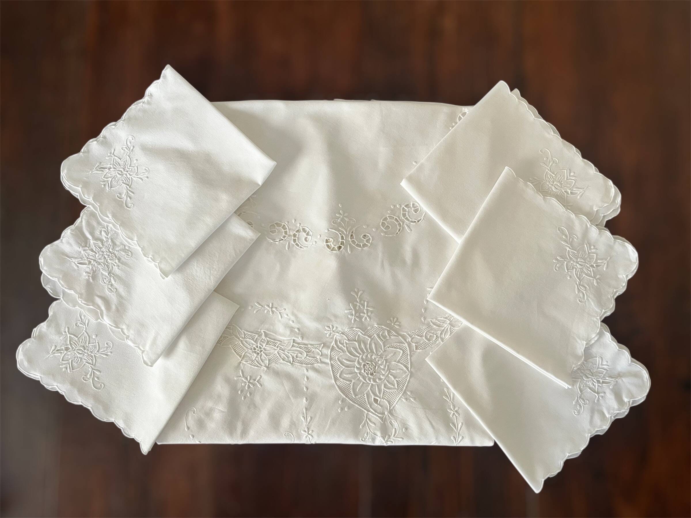 Round embroidered tablecloth with 6 napkins.