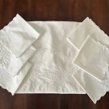 Round embroidered tablecloth with 6 napkins.
