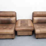 Ensemble de 2 chauffeuses et repose-pieds en cuir de buffle des années 1970