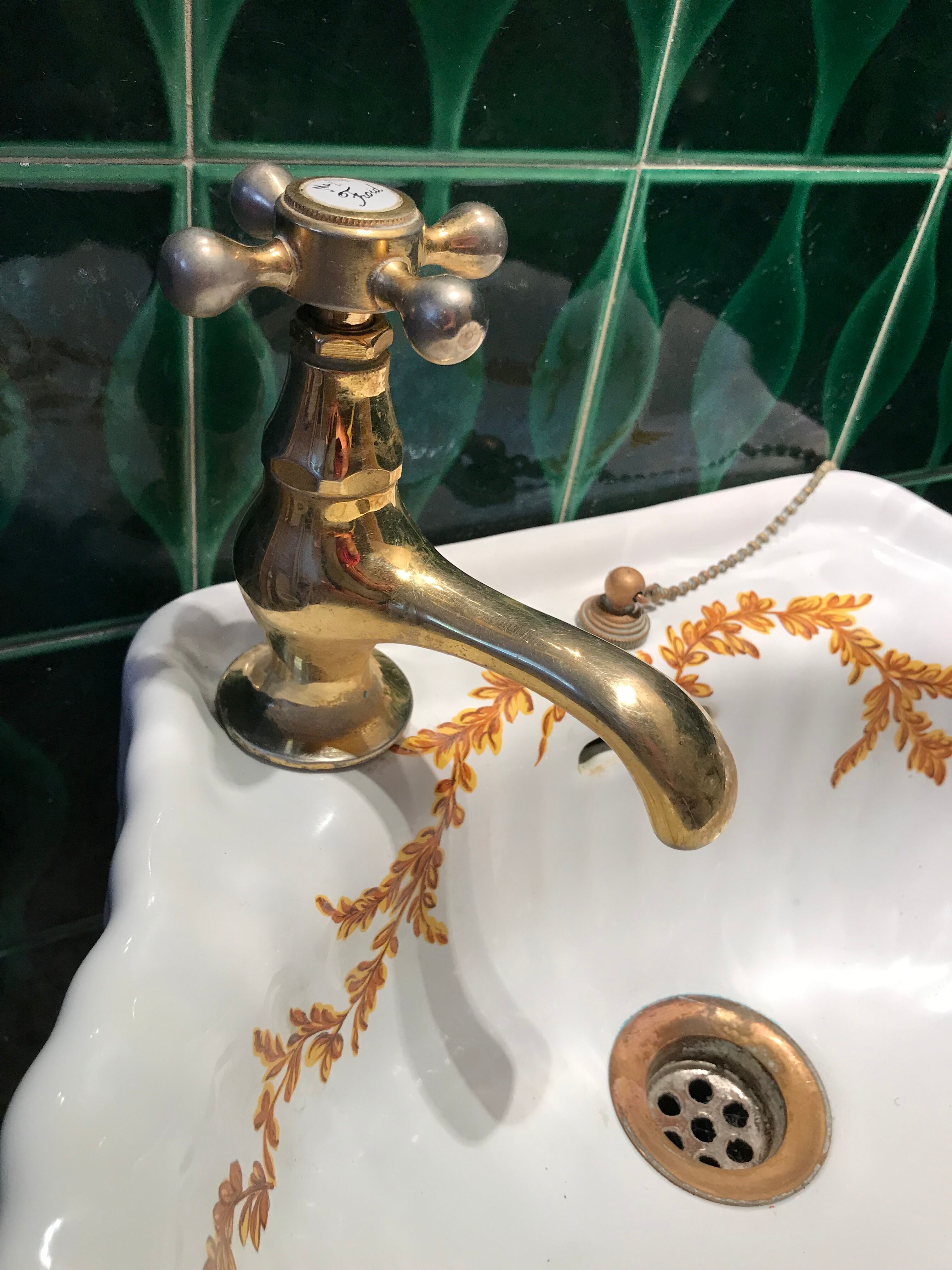 VINTAGE SHELL WASHBASIN SET PORCELAIN OF PARIS SHELVES BASIN AND TOWEL RACK