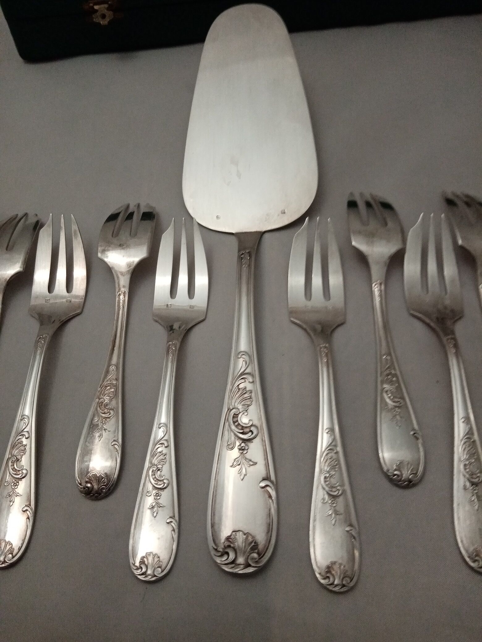 Silver metal dessert fork box with Rocaille-shell pie shovel