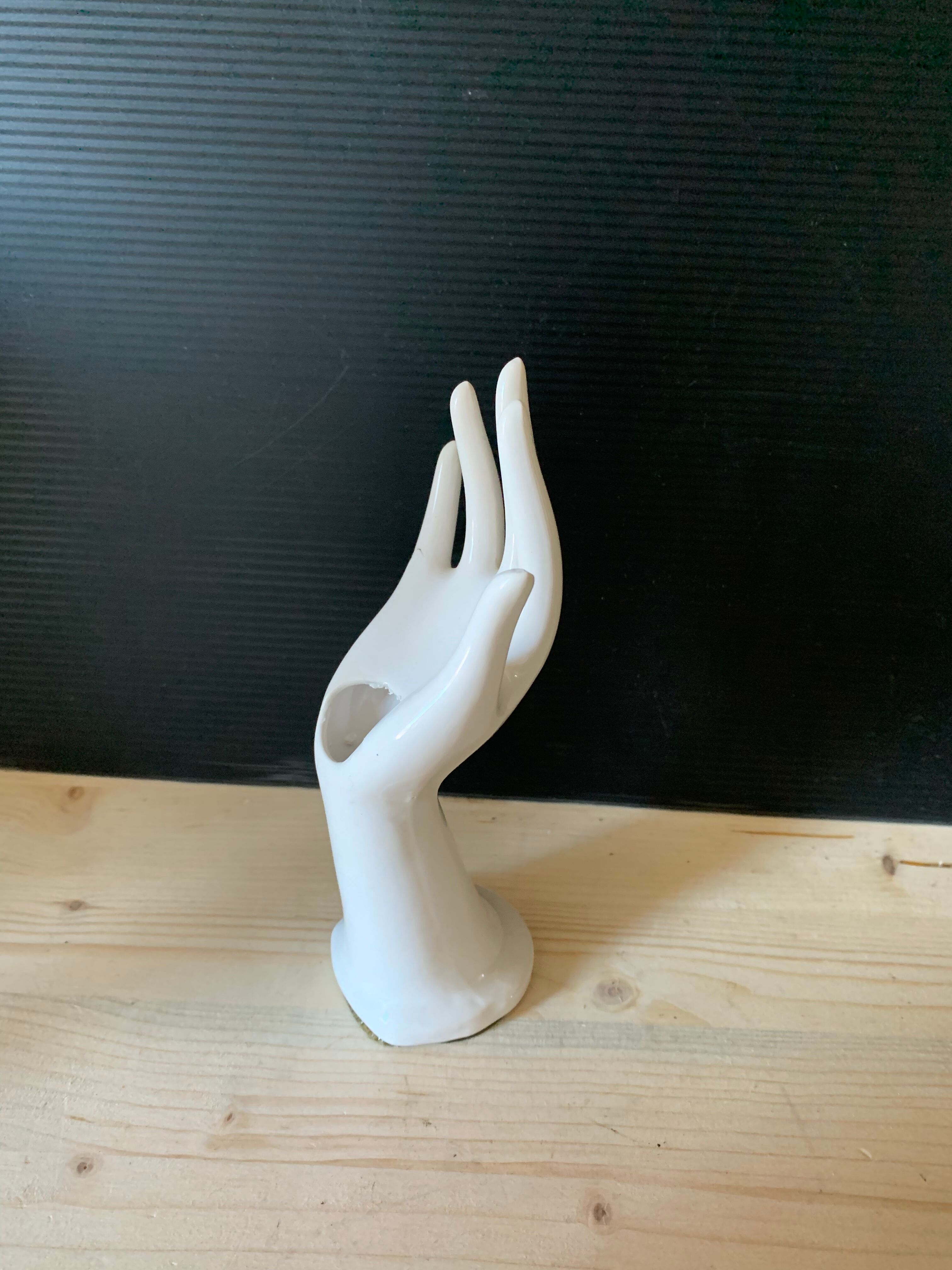 Hand baguier stings flowers