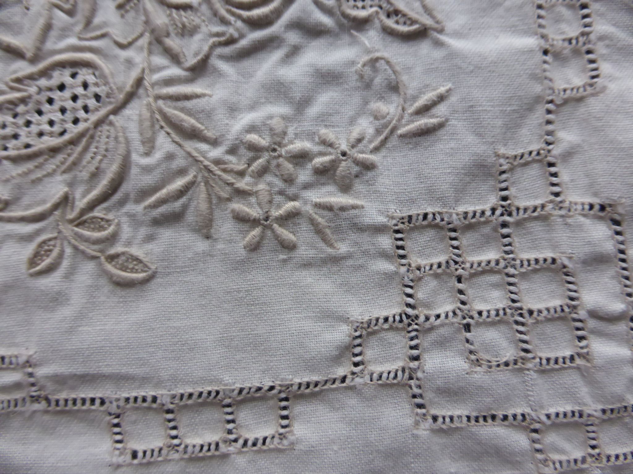 Old tablecloth in ecru cotton embroidered with flowers and embroidered mesh lace-176x282