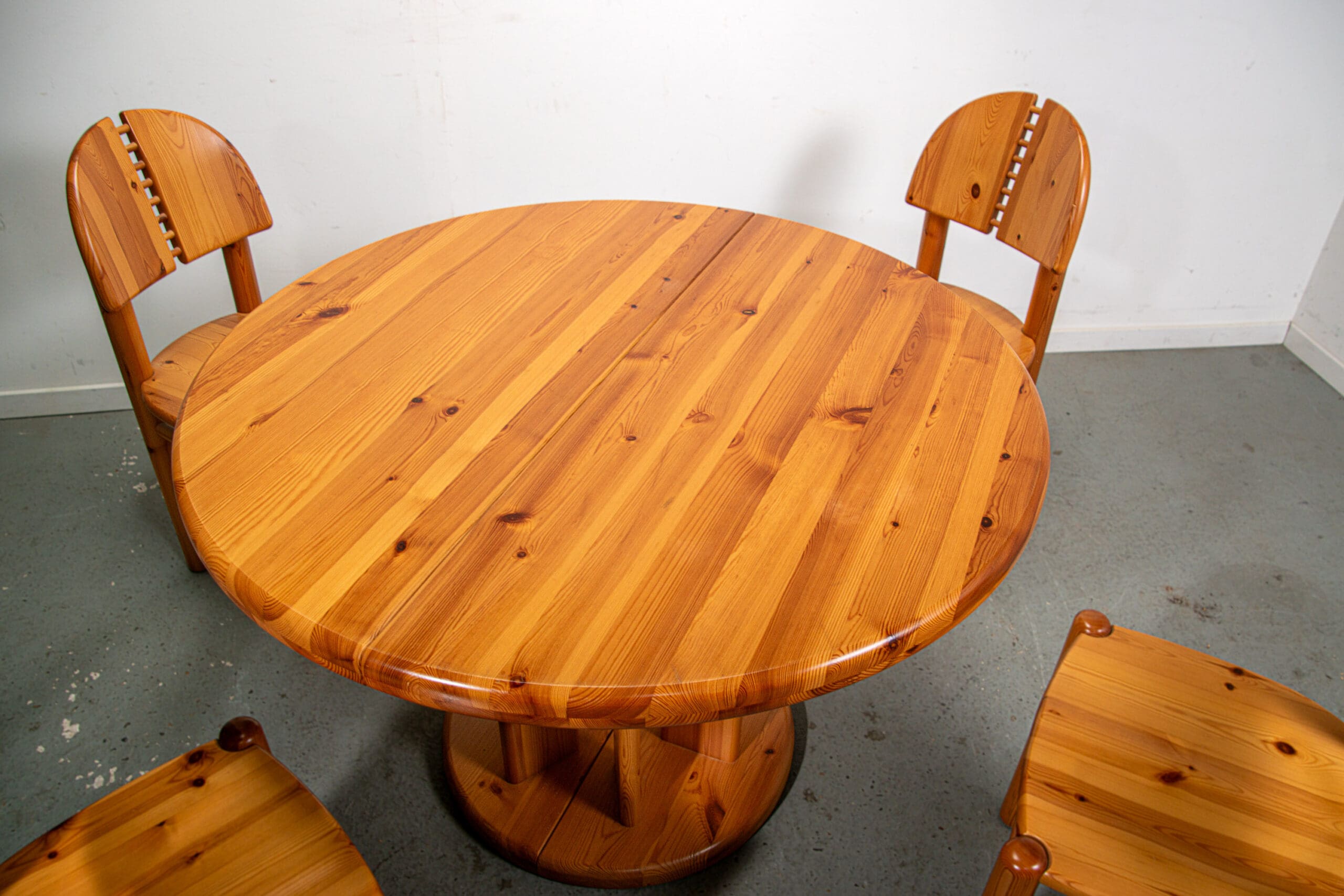 Ranier Daumiller dining room set with 4 chairs and round dining table