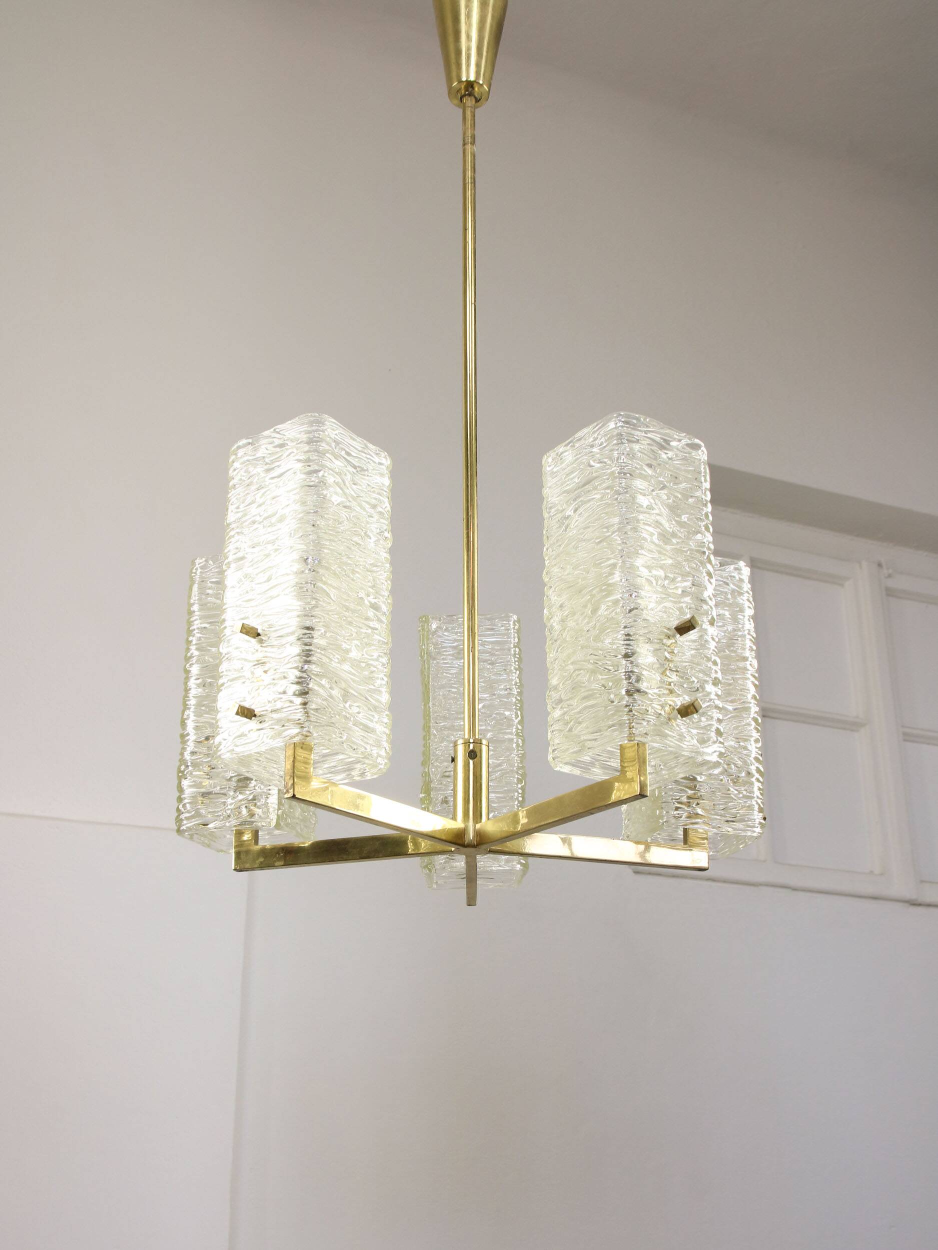 Lustre vintage par JT Kalmar / Vienne années 1960 / Blocs de verre dépoli et base en laiton du milieu du siècle