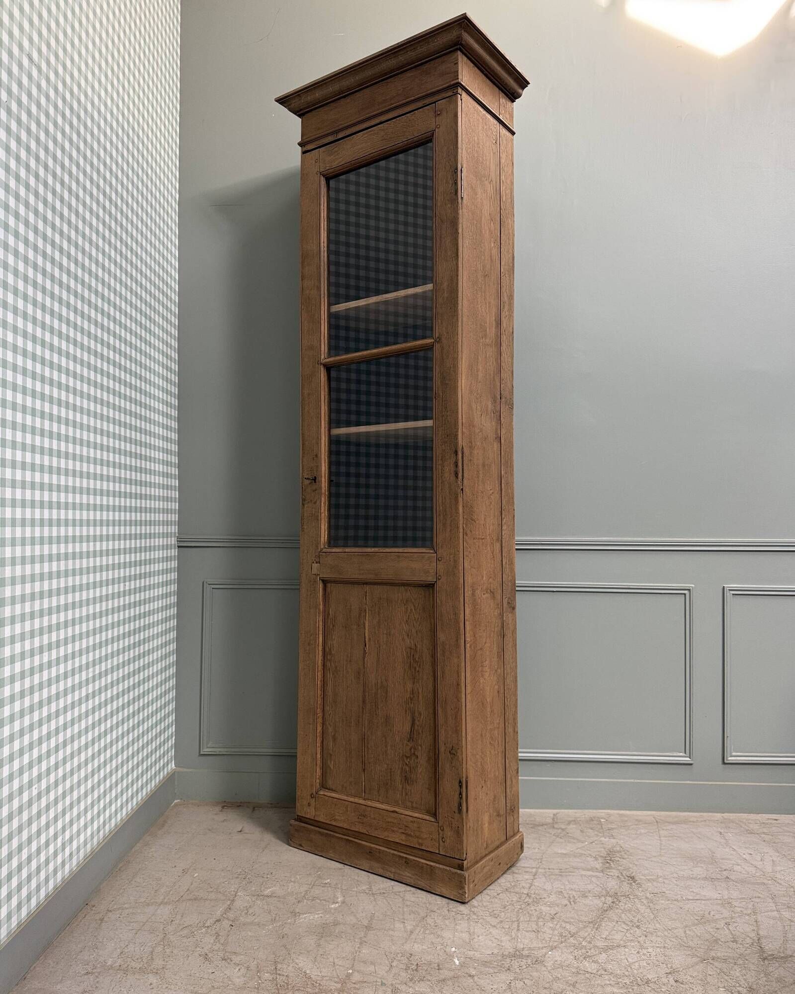 High glass-fronted oak cabinet (renovated)