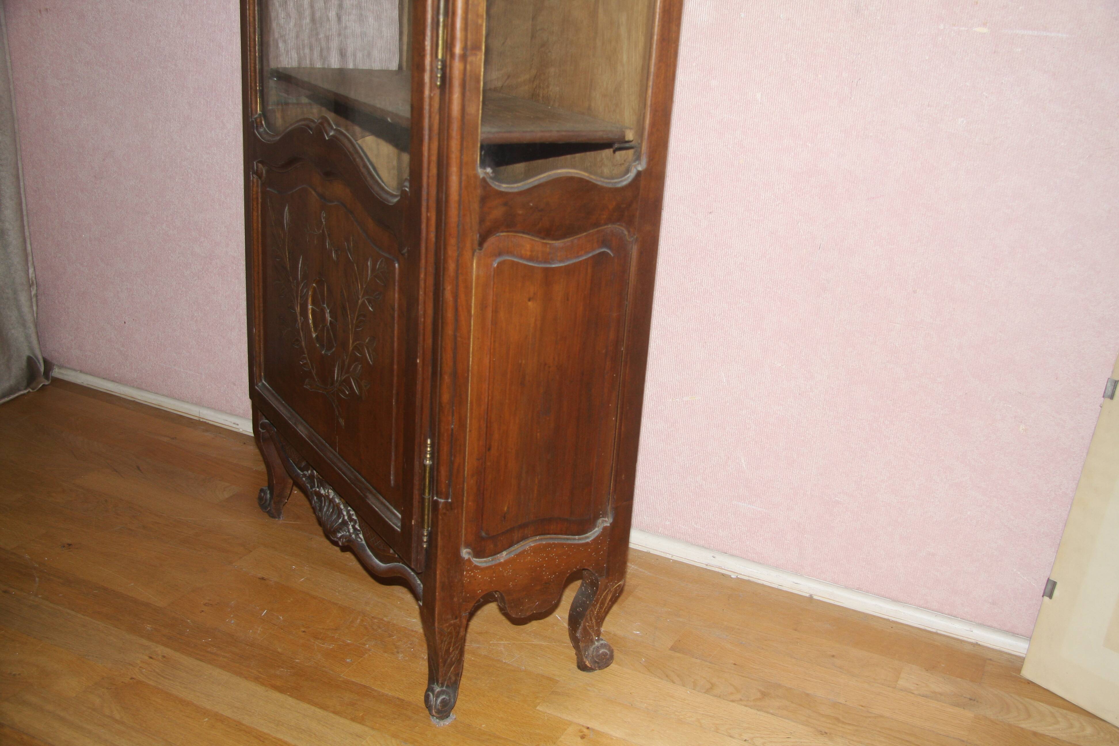 Beech display cabinet, 3 shelves, very good condition.