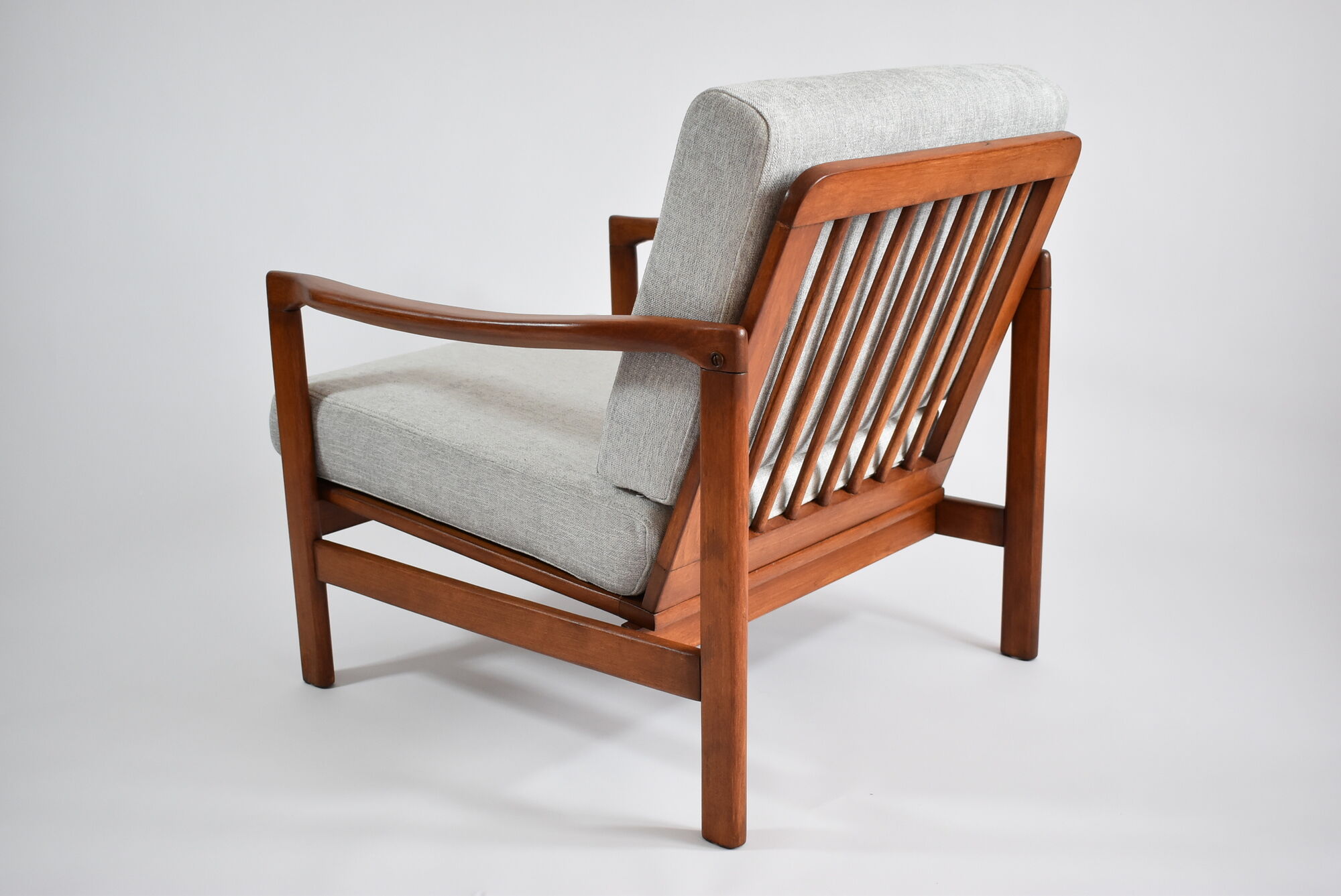 Fauteuil scandinave original des années 60, designer Z. Baczyk, couleur grise délicate, bois de teck