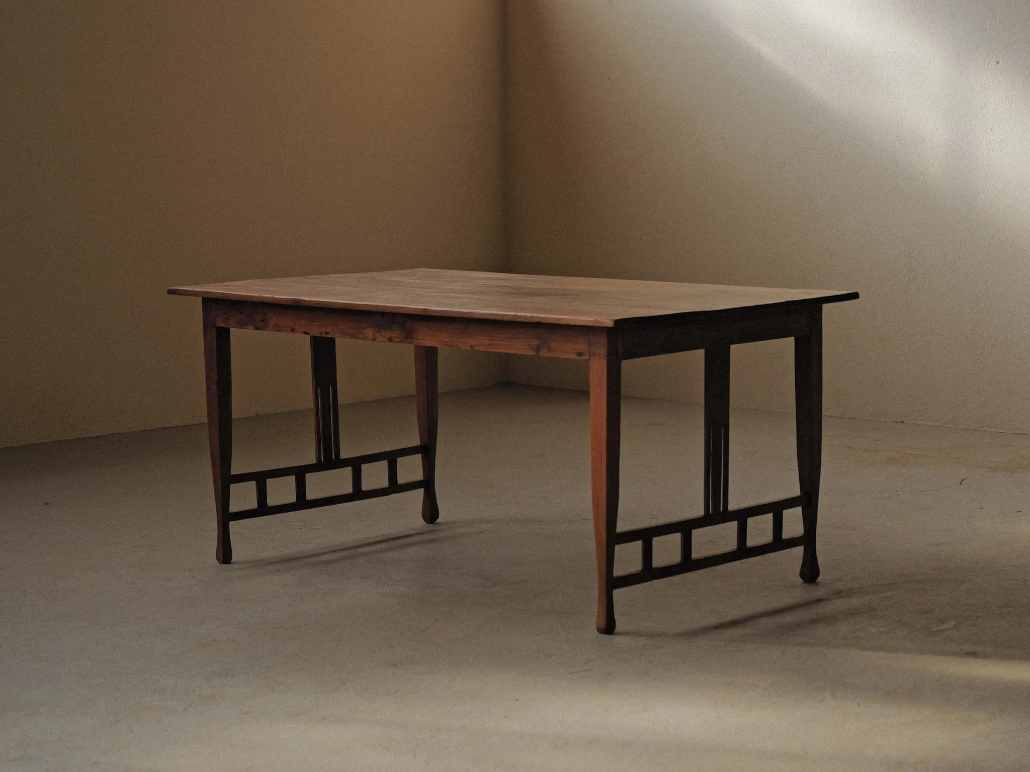 Arts & Crafts table in solid oak, around 1900