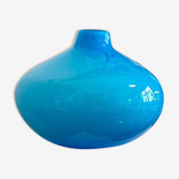 Vase boule en opaline bleue