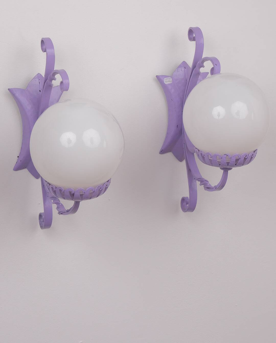 Appliques en fer forgé et sphères en verre x2