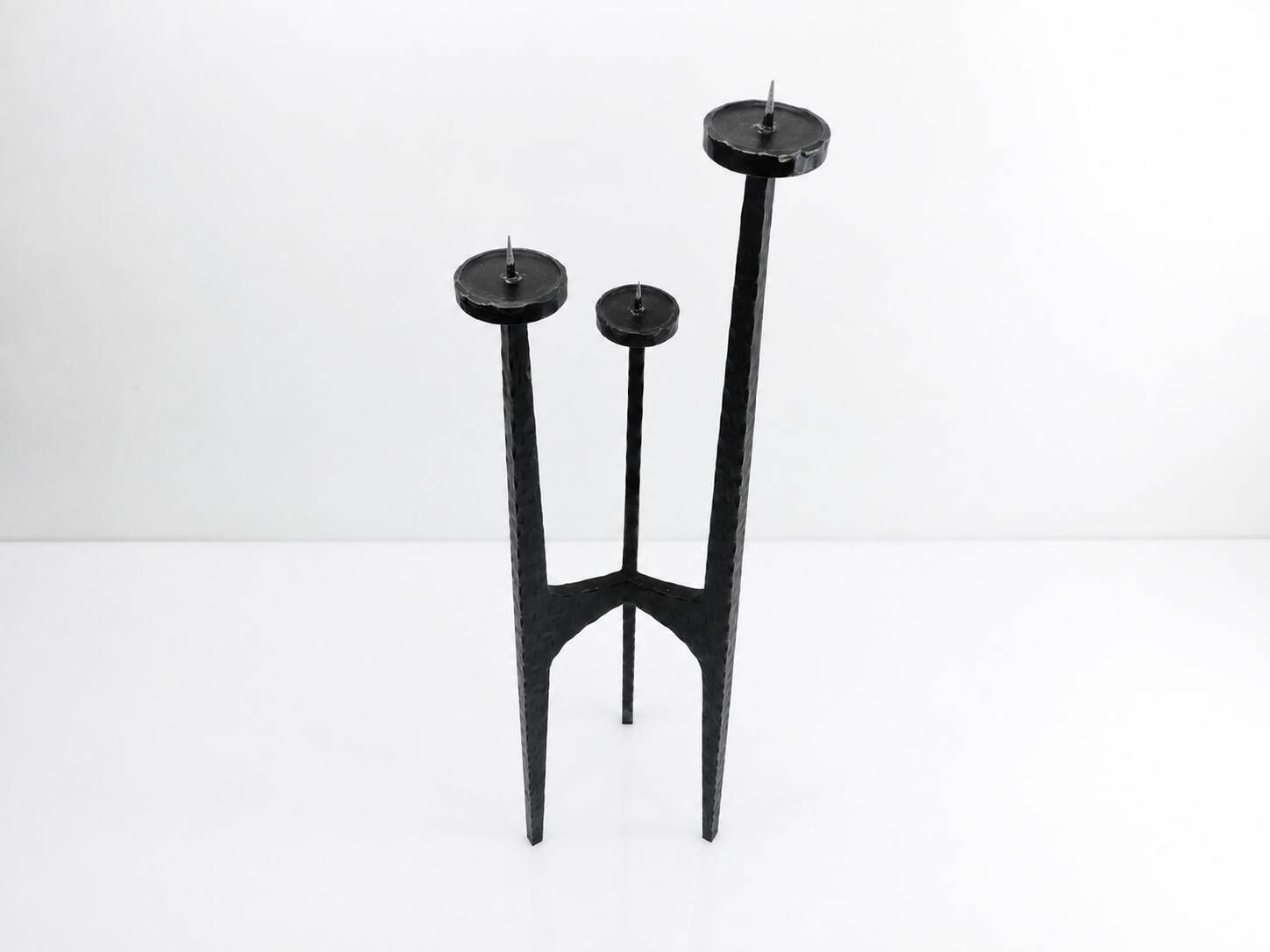 Large brutalist tripod chandelier in hammered wrought iron – Europe, circa 196